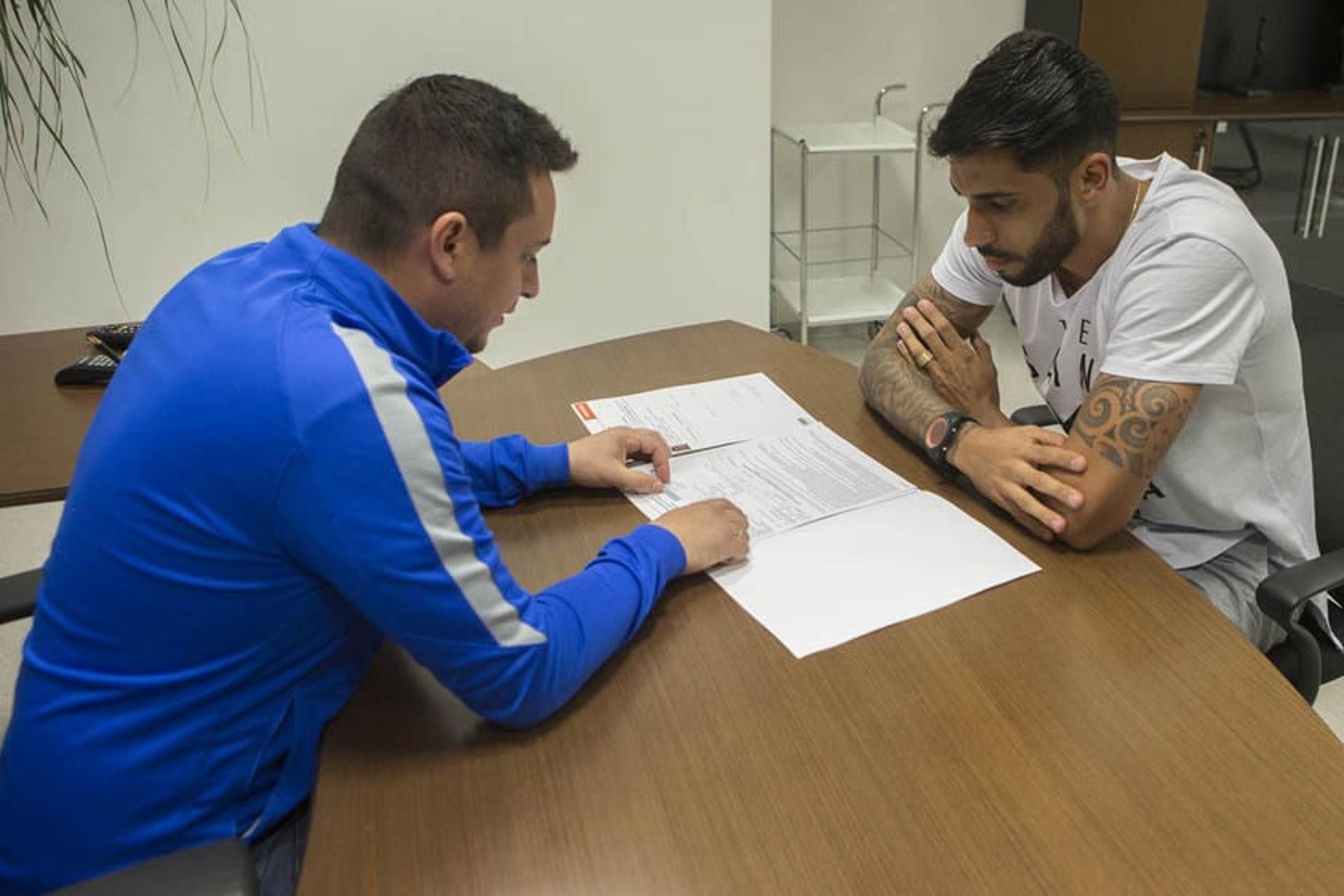 Vilson assinou novo contrato com o Corinthians nesta terça