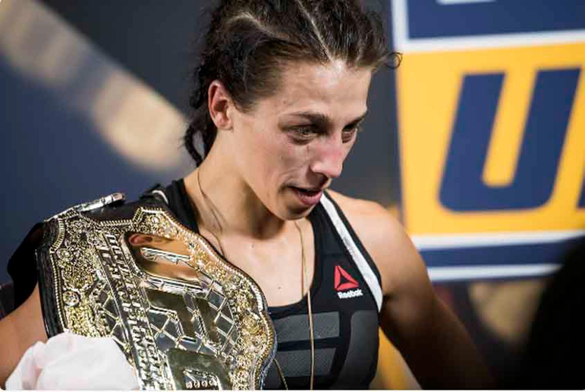 Joanna Jedrzejczyk manteve o cinturão do UFC