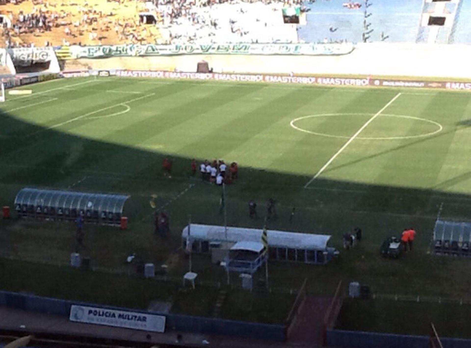 Jogo parado para as duas equipes tomarem aquela aguinha Gelada