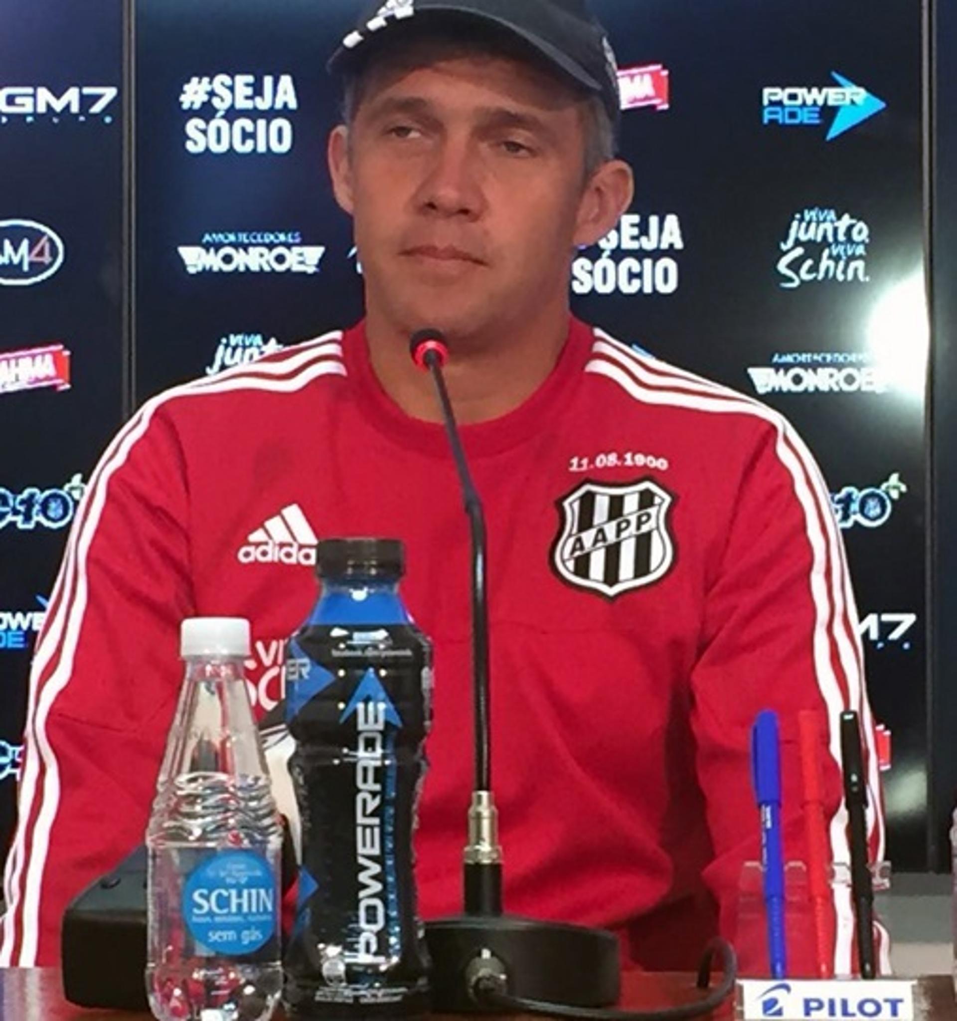 Eduardo Baptista, técnico da Ponte Preta, durante coletiva (Foto: RodrigoCeregatti/PontePress)