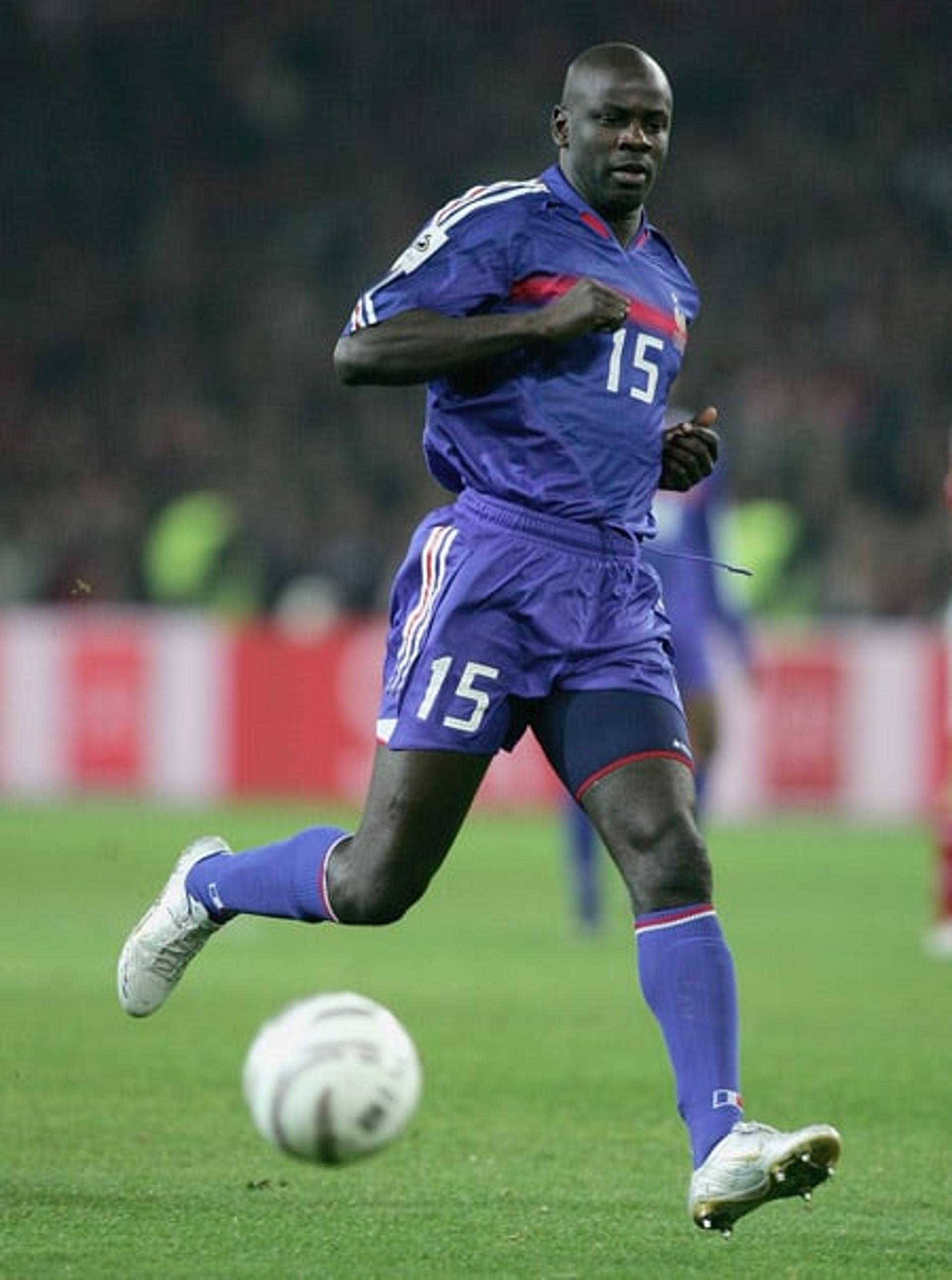 Lilian Thuram (142 jogos) - Jogou com a camisa da seleção francesa durante 12 anos, de 1996 a 2008. Foi campeão do mundo em 1998 e da Eurocopa em 2000. Na Copa em que os franceses foram campeões, ele fez os dois gols que deram a vitória contra a Croácia na semifinal<br>