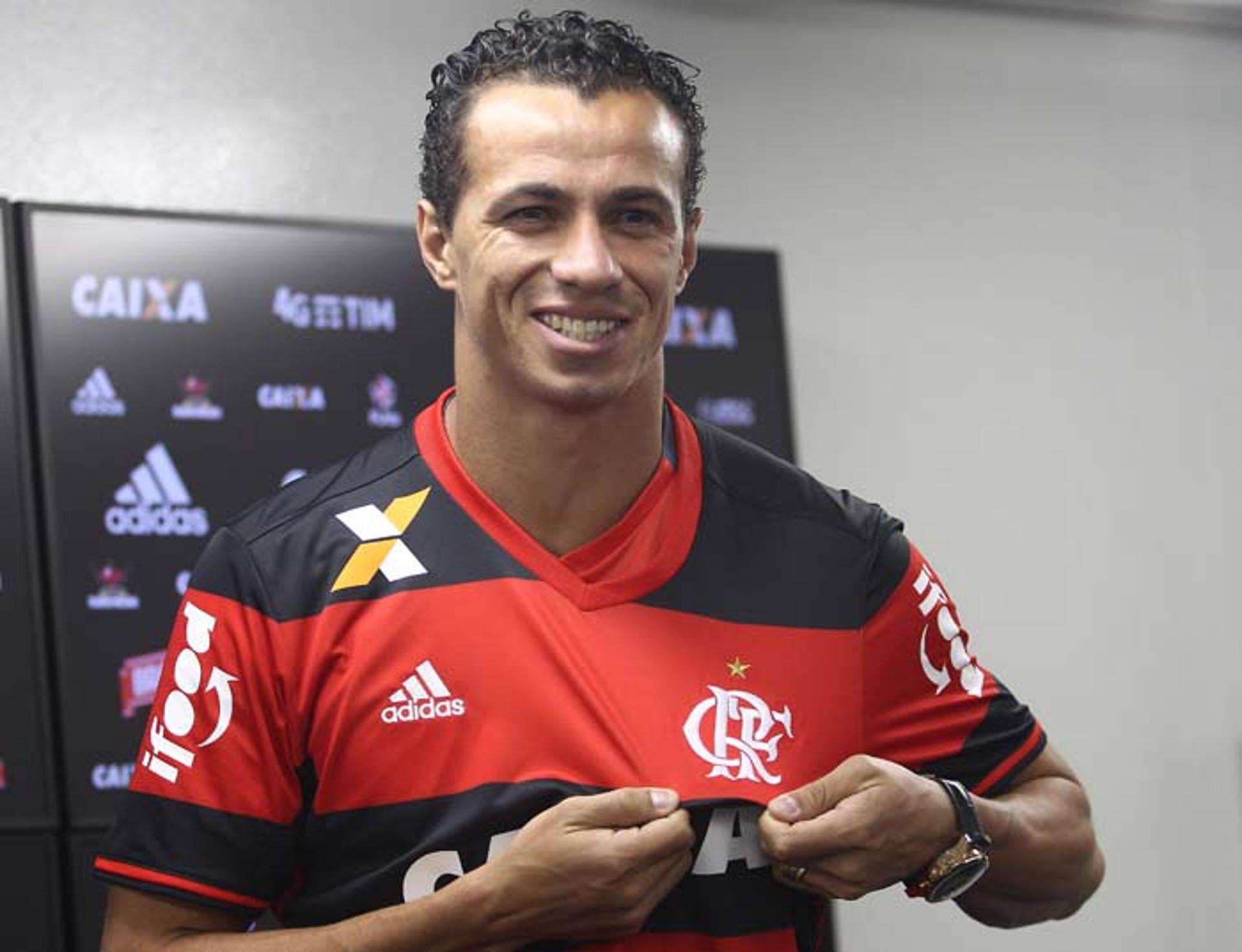 GALERIA: A chegada de Leandro Damião ao Flamengo