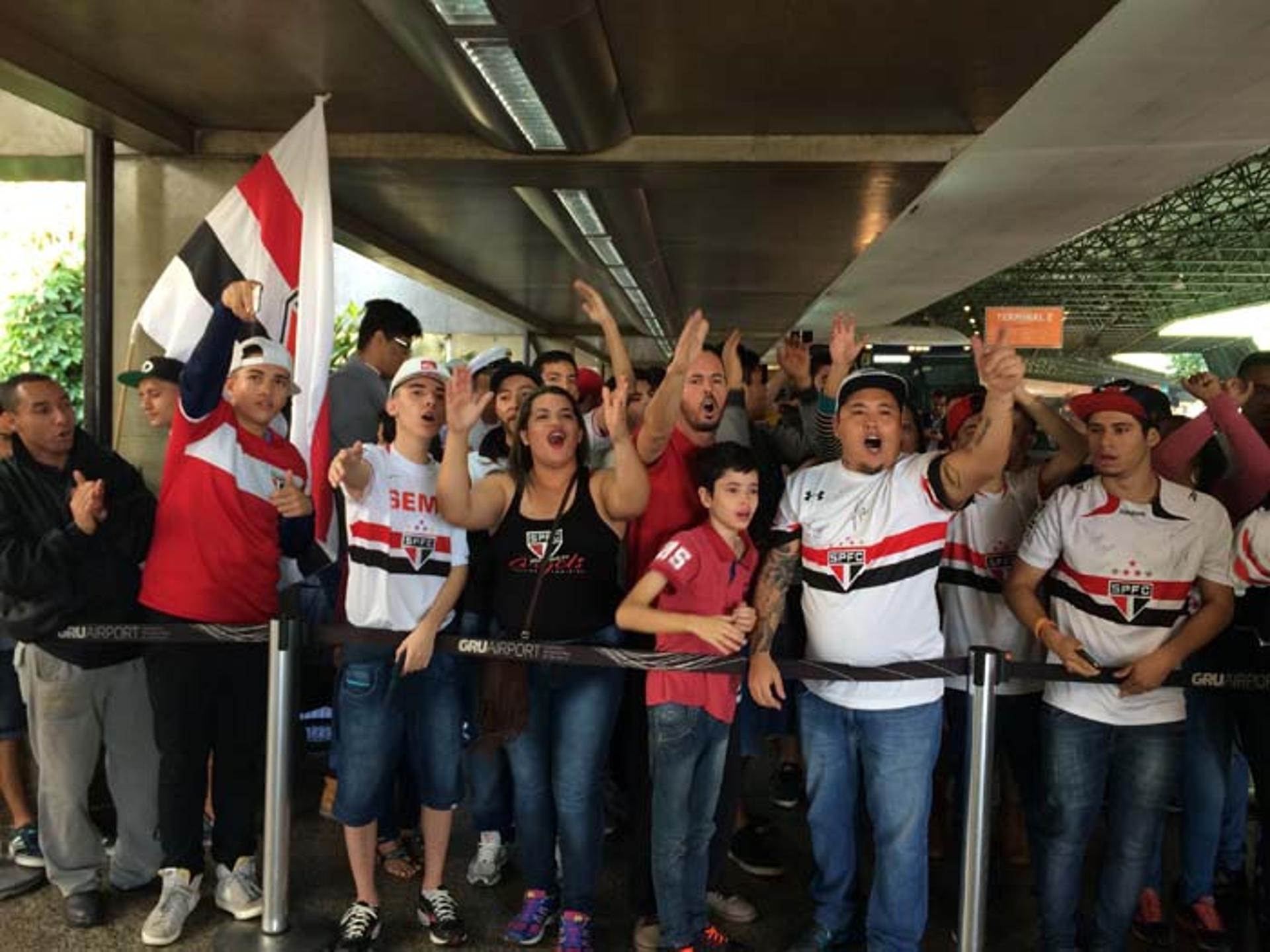 Desembarque do São Paulo contou com torcida