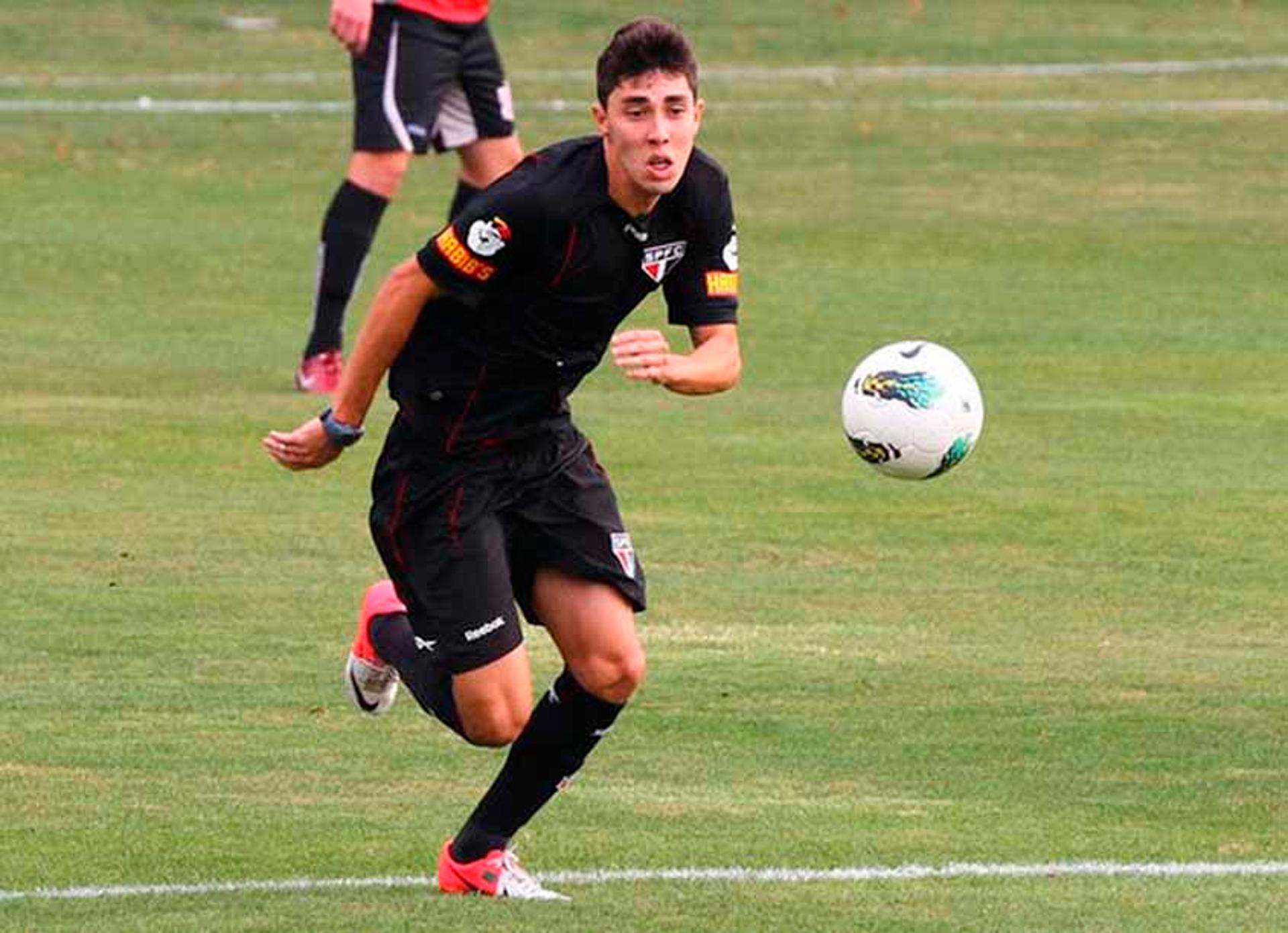 Fora dos planos do São Paulo, Henrique treina em Cotia; contrato encerra na próxima quarta