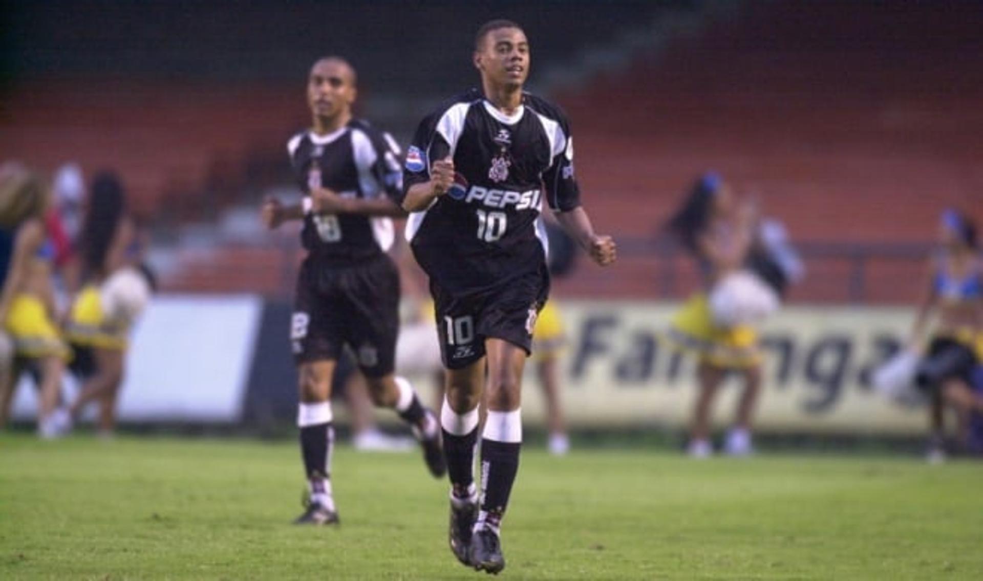 Gil fez dois gols no clássico Corinthians x São Pulo em Brasileiros