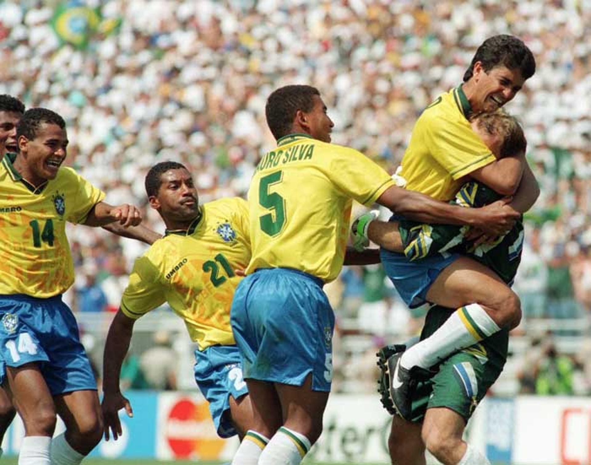 Bebeto, Mauro Silva, Viola e Cafu correm para abraçar Taffarel após a vitória na final