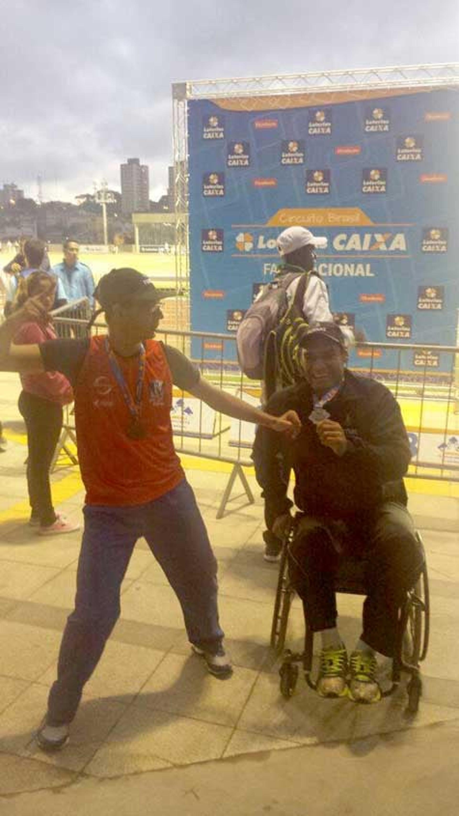 Marcos Ligiero e Wallace Antonio, atletas da Equipe Furnas, durante o Circuito Caixa de Atletismo