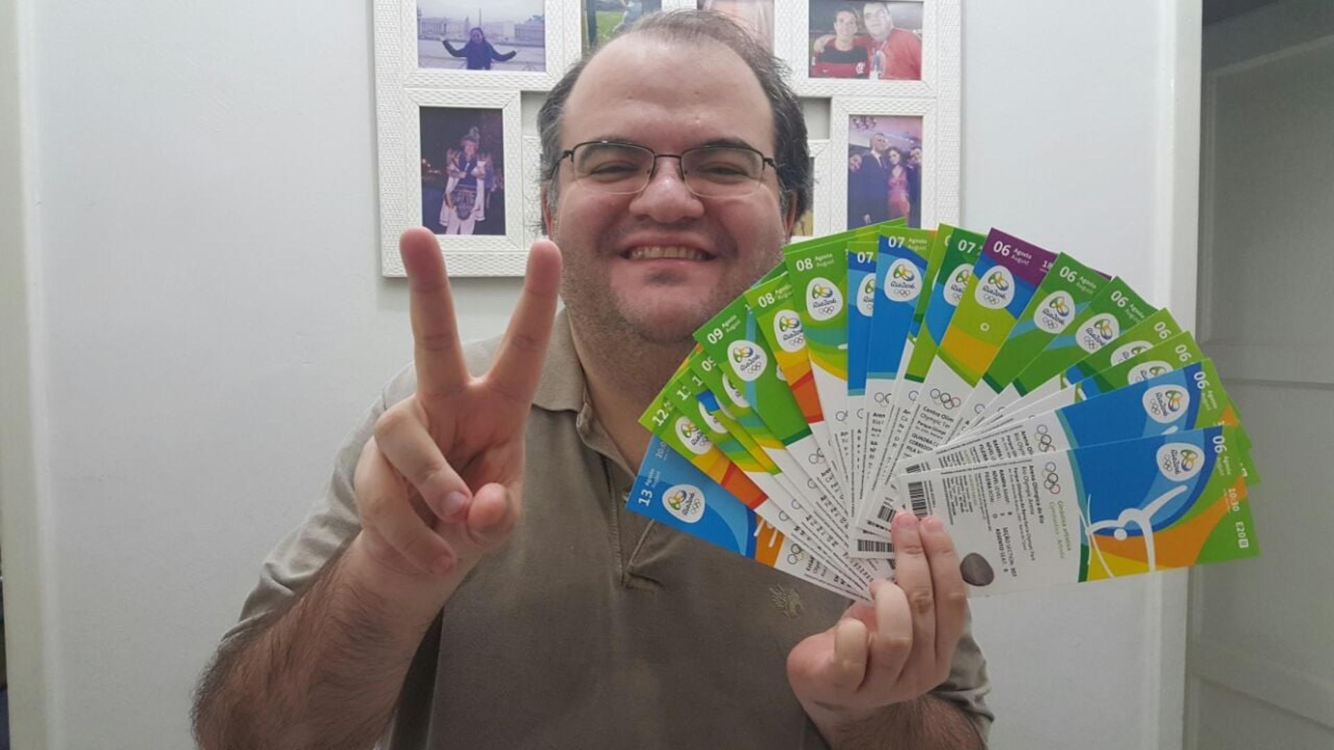 Alberto João exibe os ingressos dos dias 06, 07, 08, 09, 10, 11, 12 e 13