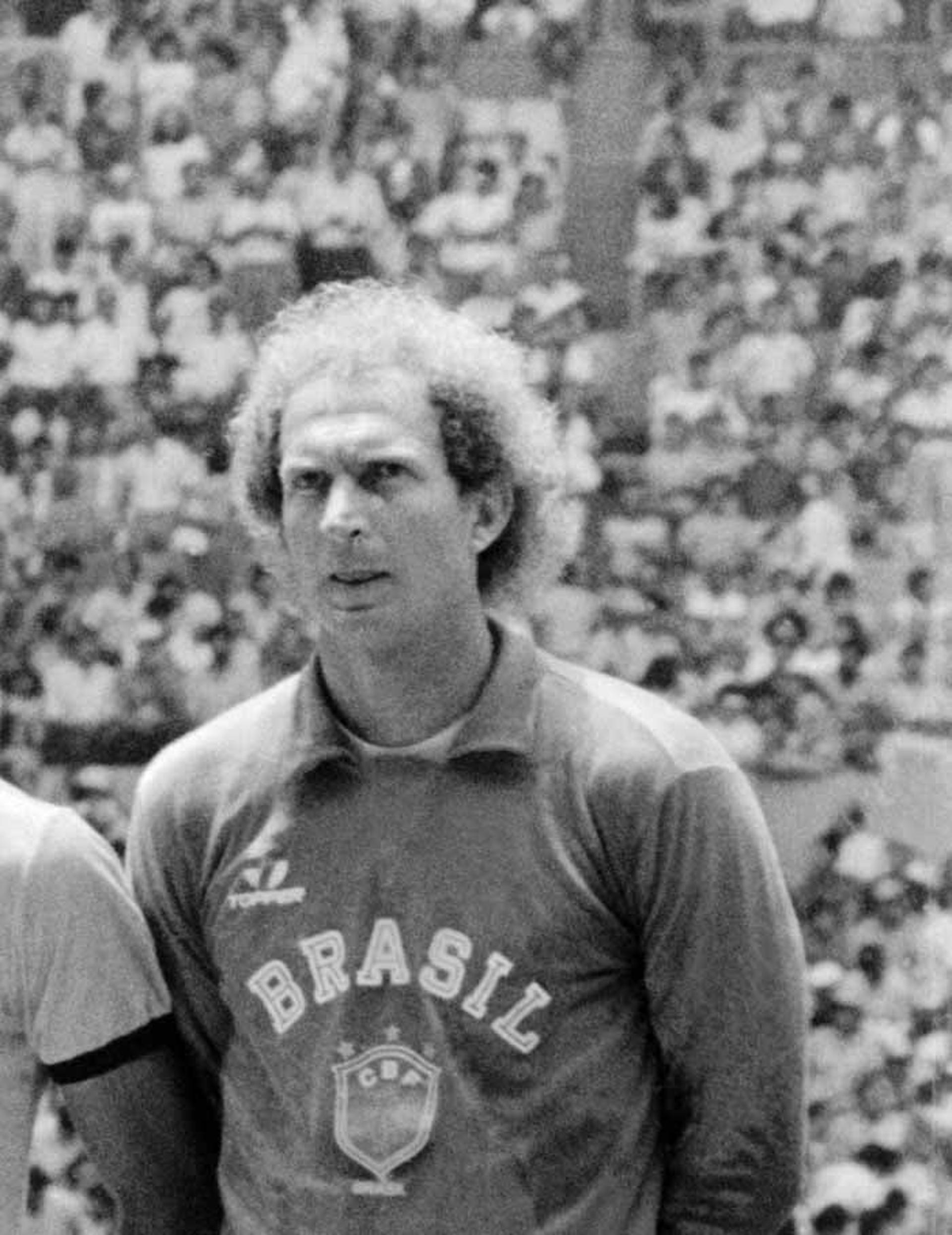 1976 - Brasil perdeu nas semifinais e na disputa de bronze. Carlos era o goleiro