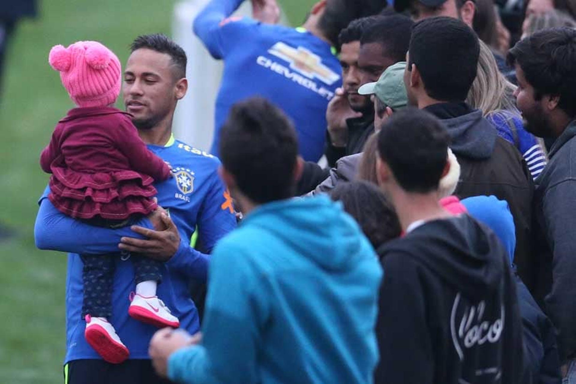 Neymar com criança no colo na Granja