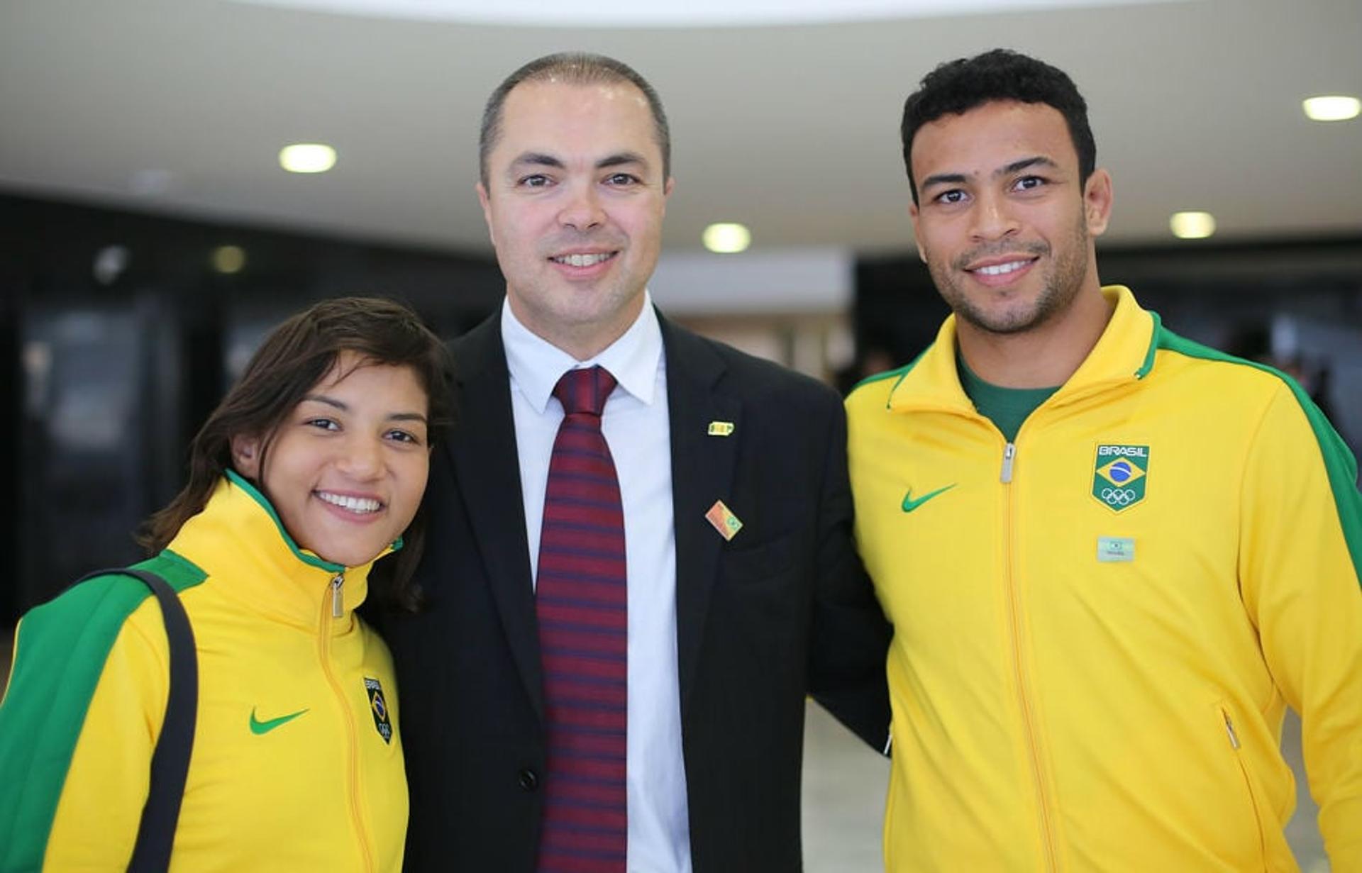 Rogério Sampaio com os judocas Sarah Menezes e Alex Pombo (Foto: Roberto Castro/ME)