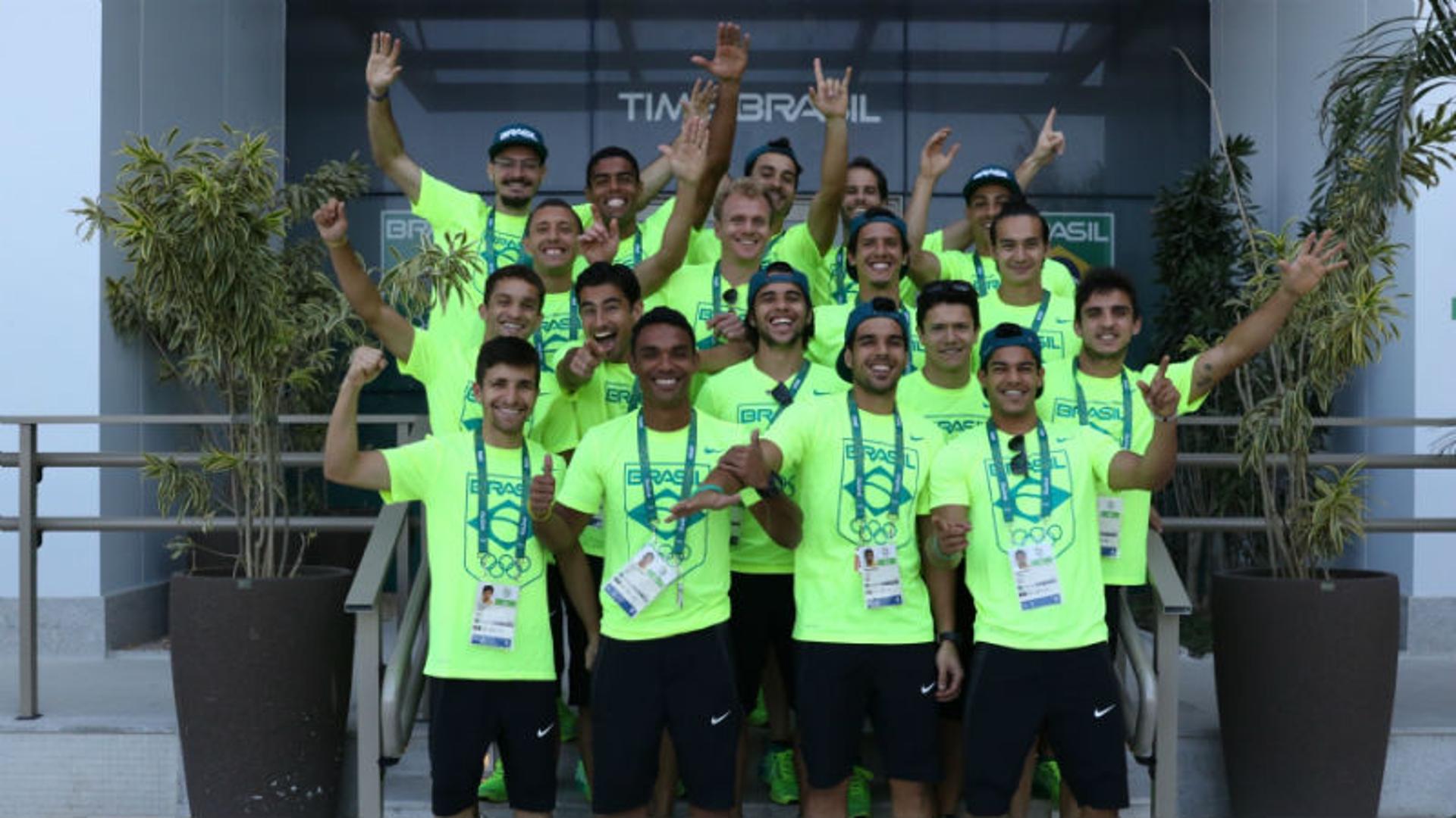 Jogadores da Seleção Brasileira de hóquei sobre grama na entrada do prédio do Time Brasil na Vila