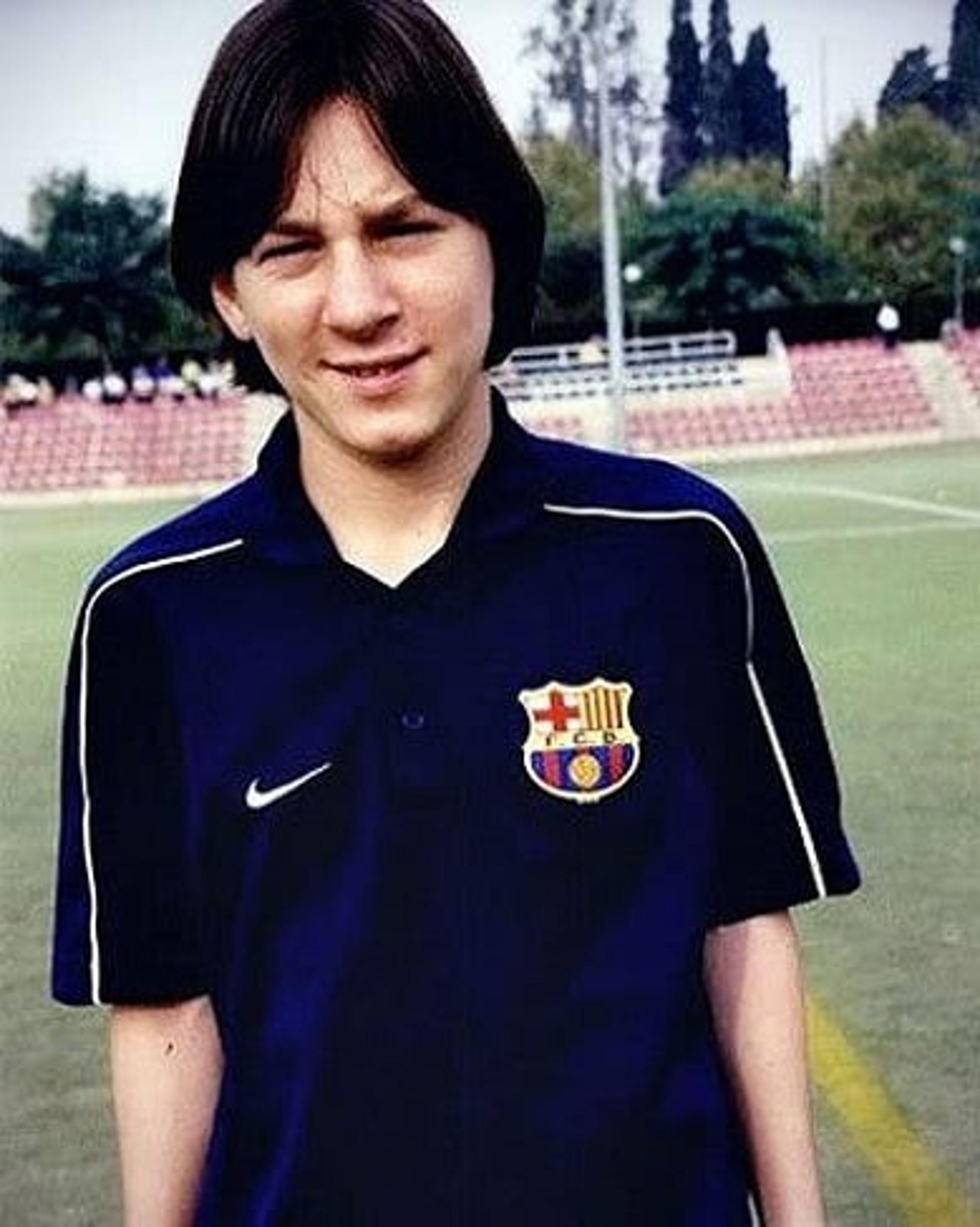 Em 2001, com 14 anos, Messi já integrava a base do Barcelona