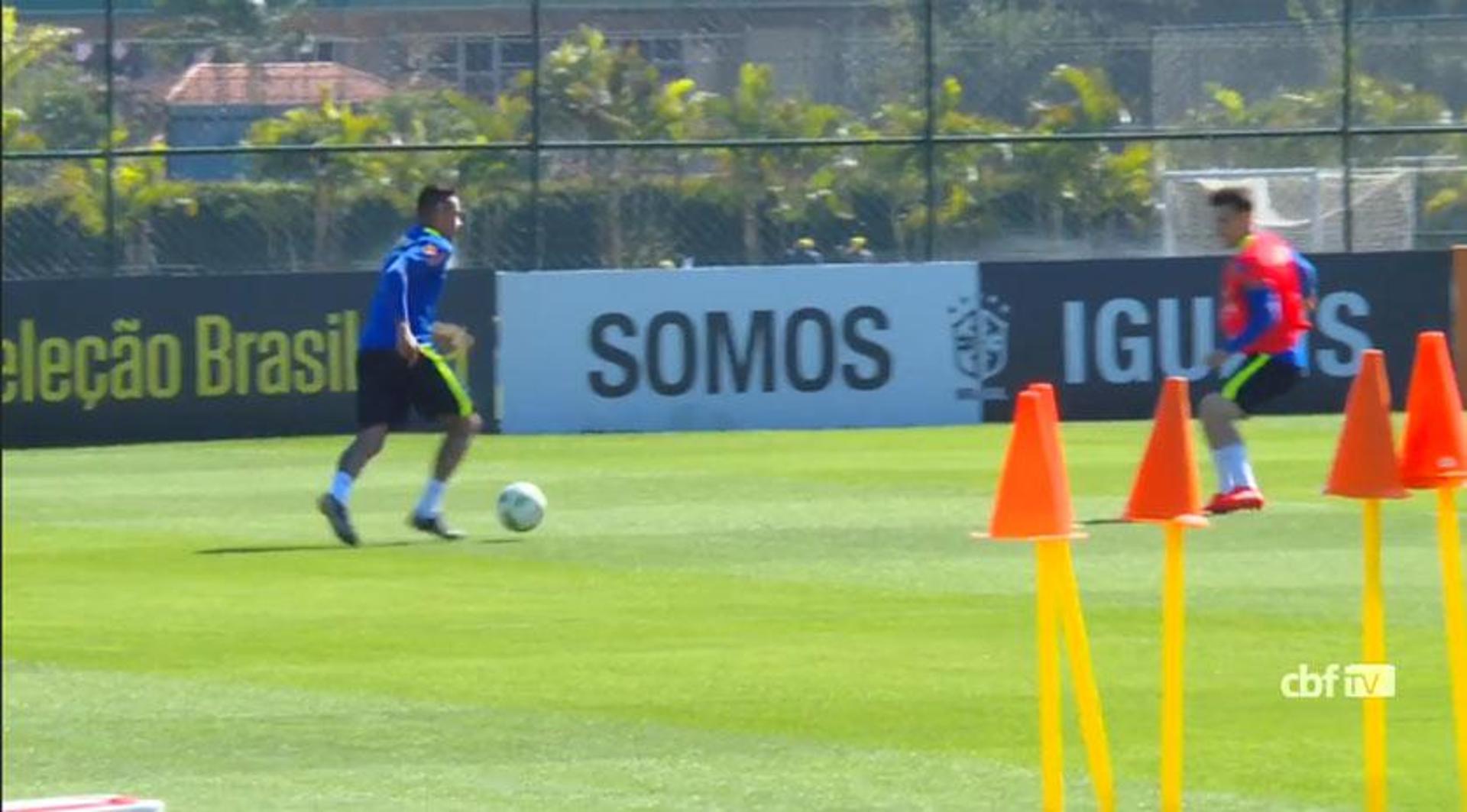 Neymar faz belo gol no treino da Seleção