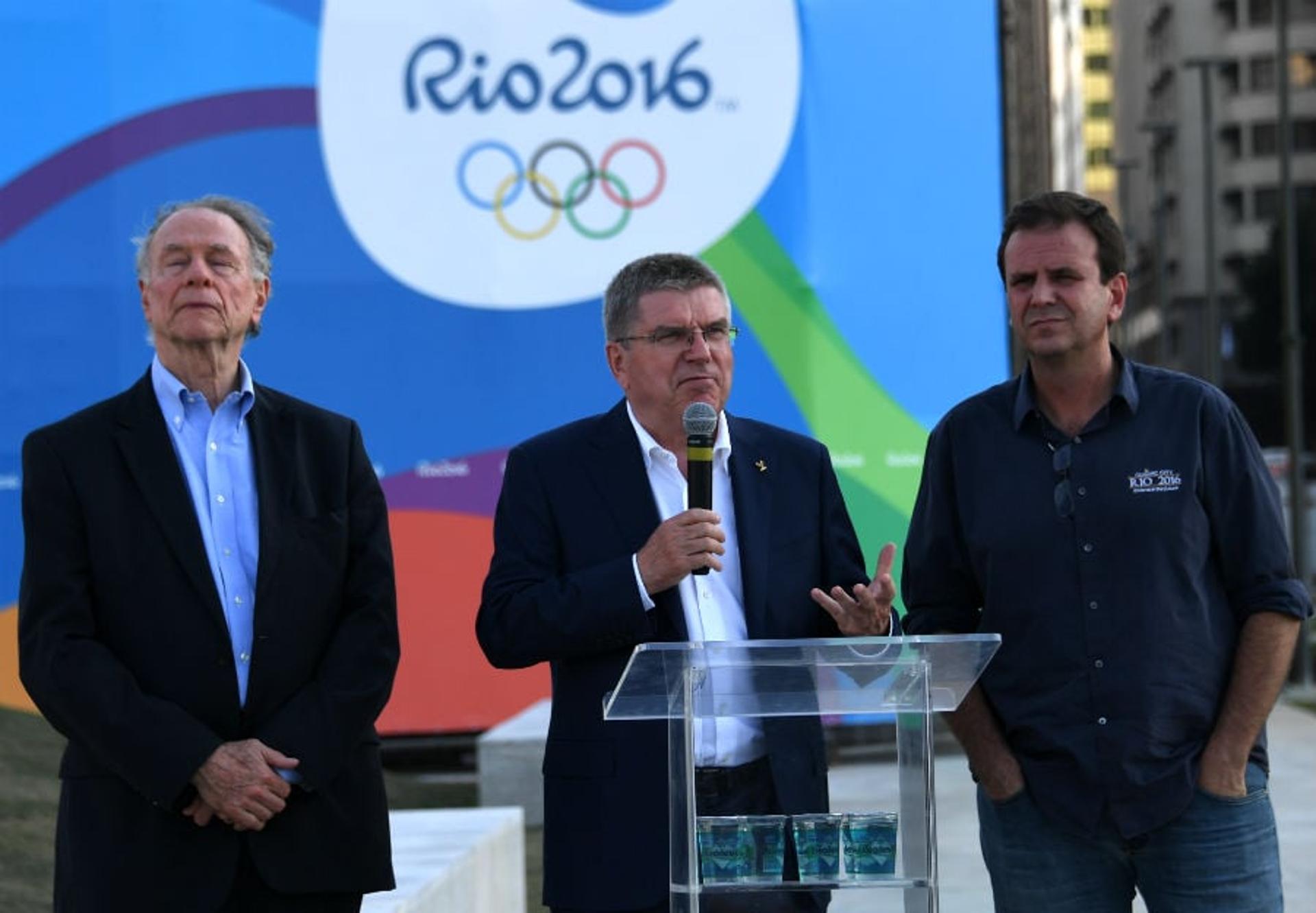 Carlos Nuzman, Thomas Bach e Eduardo Paes (Foto: VANDERLEI ALMEIDA / AFP)