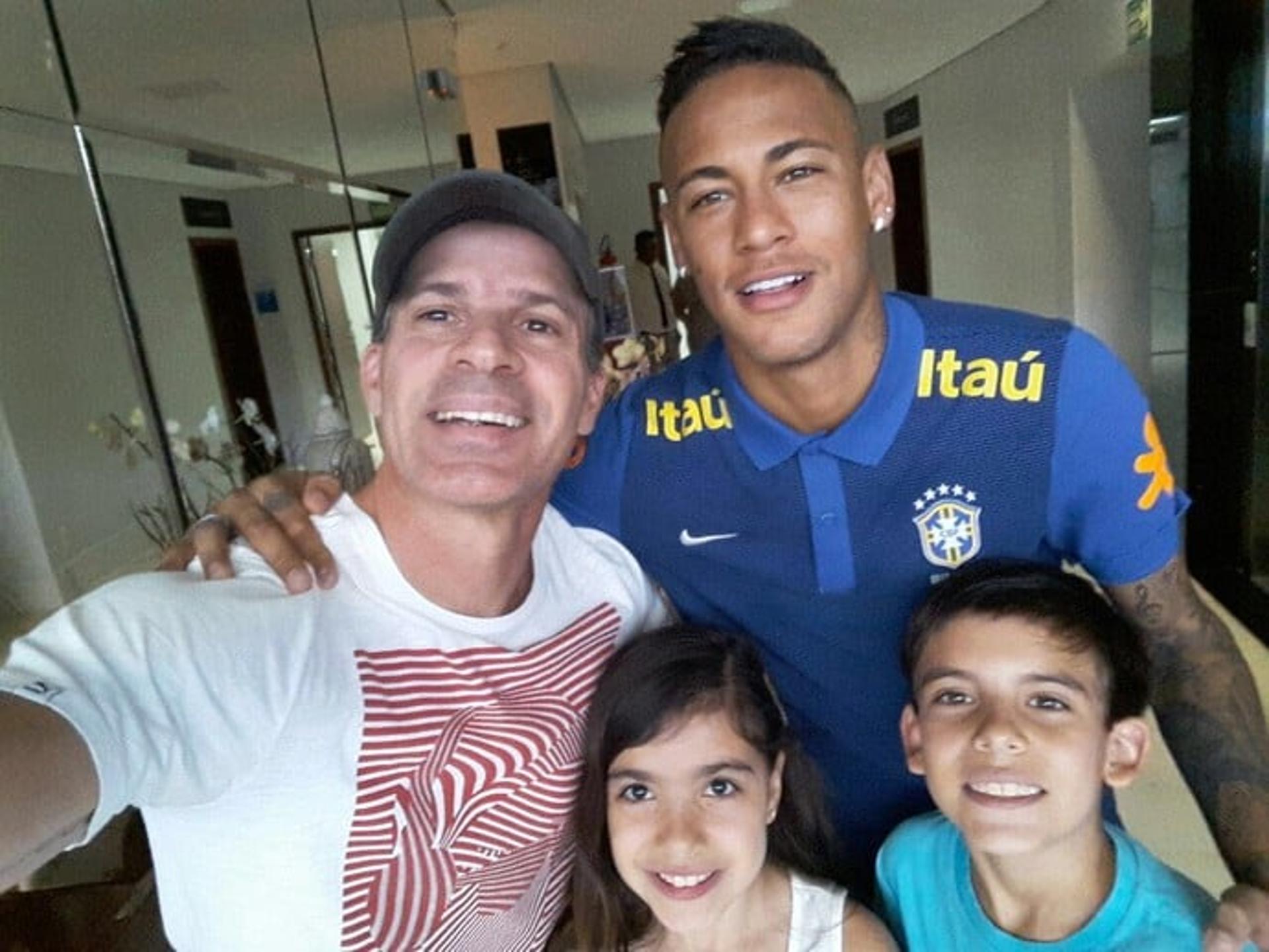 Túlio Maravilha com os filhos ao lado de Neymar (Foto: Divulgação)