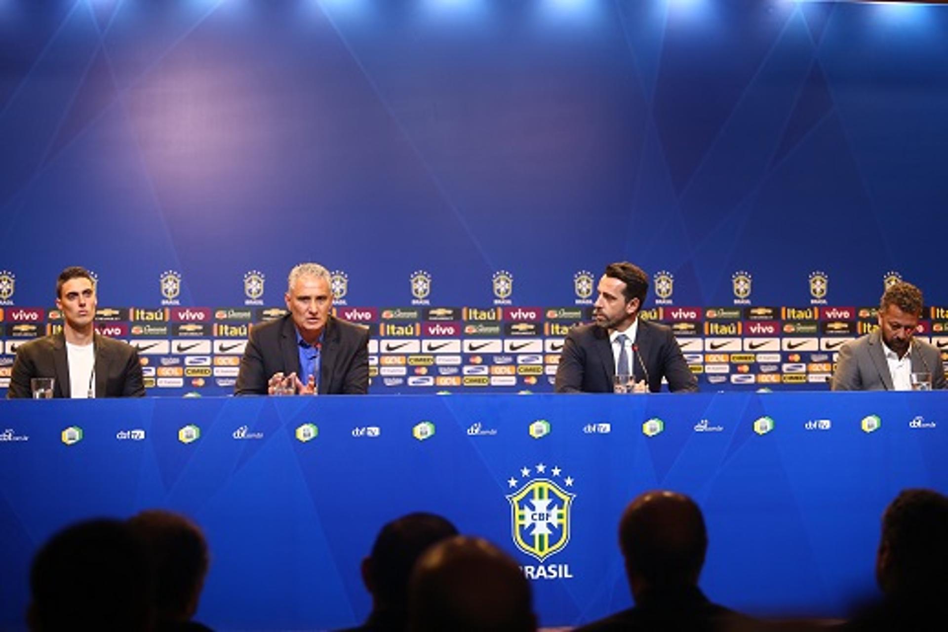 Tite ao lado do filho Matheus Bachi em sua apresentação (Foto: MoWaPress)