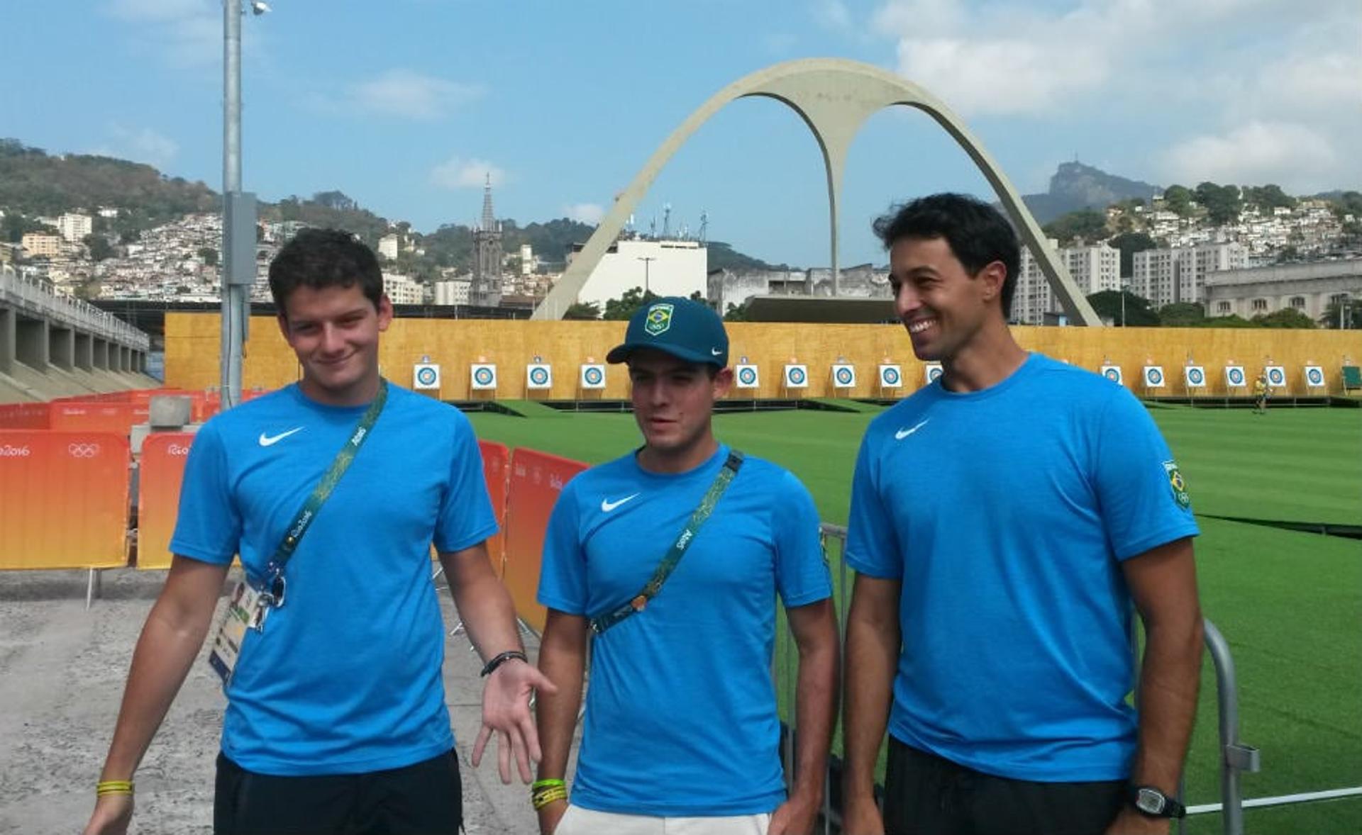 Marcus Vinícius, Bernardo e Daniel são os brasileiros do tiro com arco (Foto: Igor Siqueira)