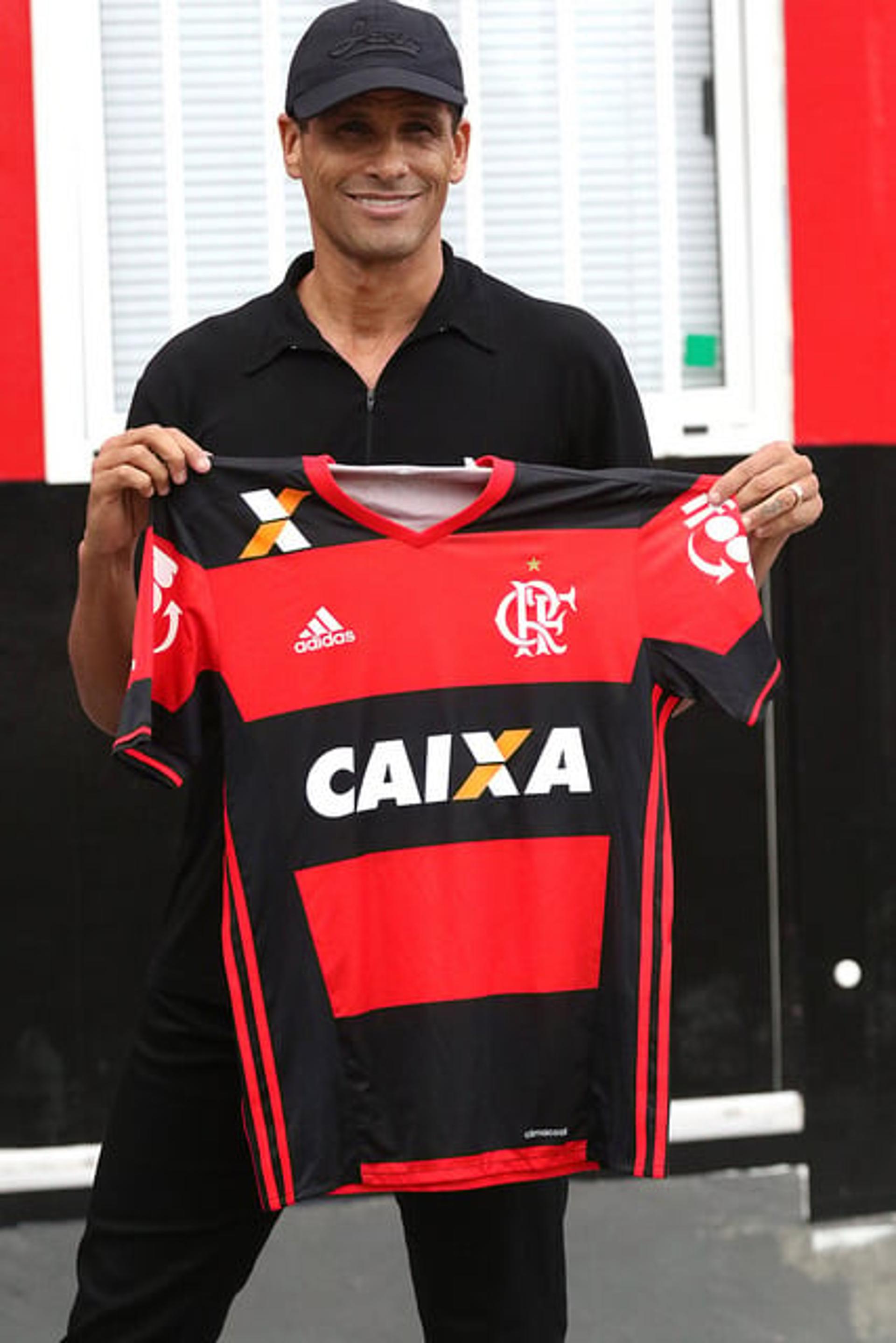 Rivaldo foi presenteado com camisa do Flamengo (Gilvan de Souza / Flamengo)