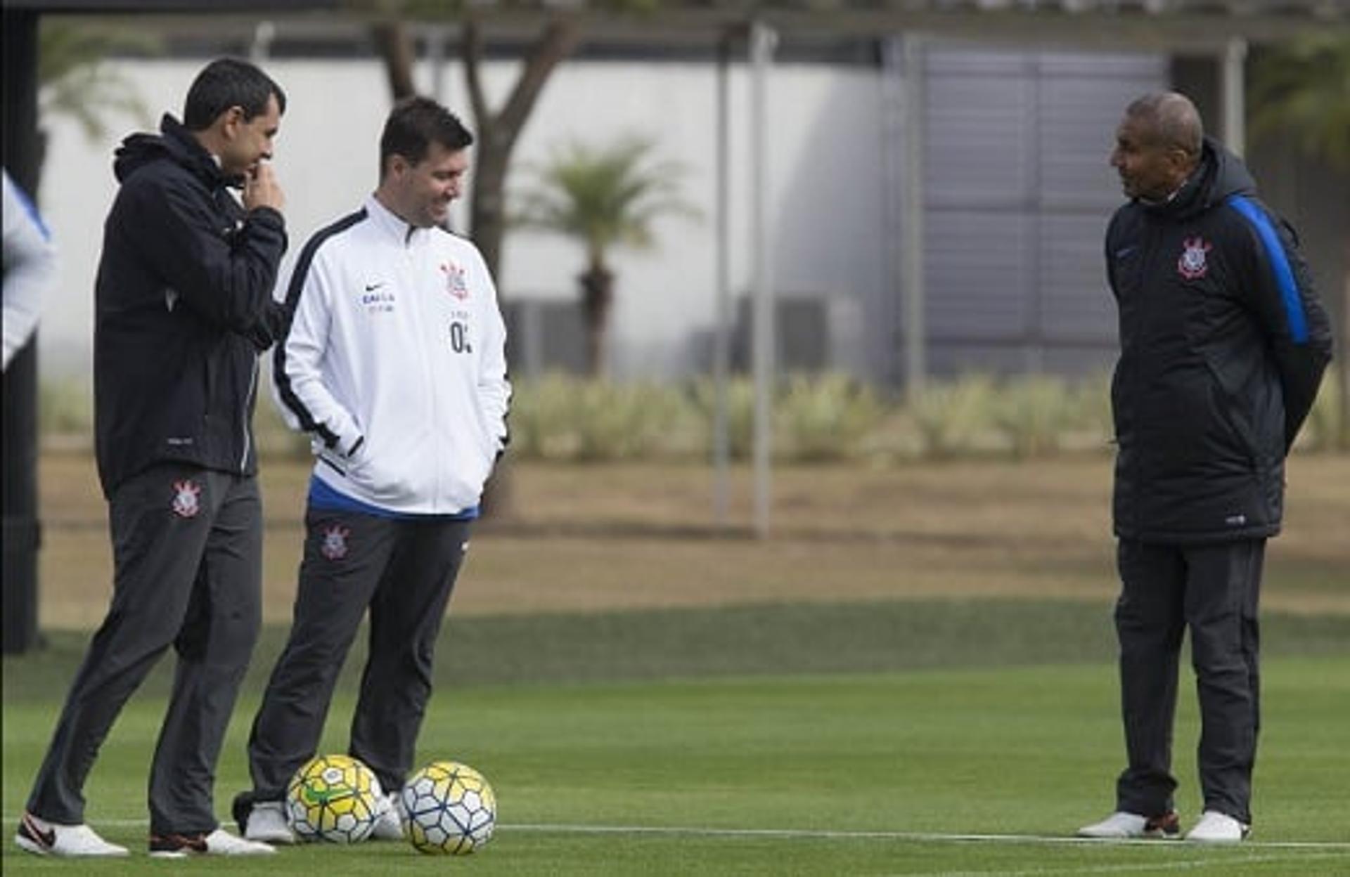 Cristóvão Borges e seus auxiliares no treino deste sábado (foto: Daniel Augusto Jr)