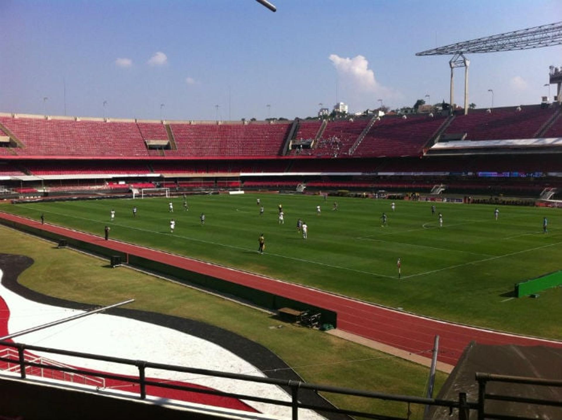 Torcida do XV ocupou espaço onde torcedores da Chapecoense estavam mais cedo