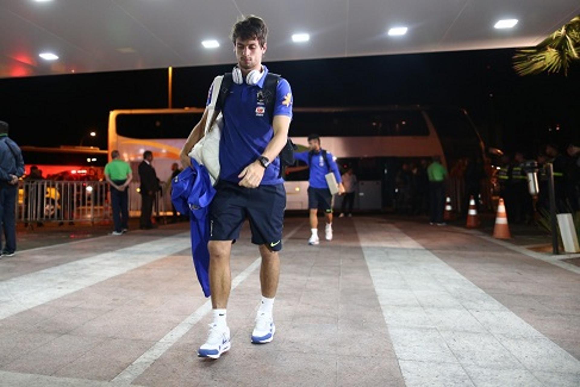 Rodrigo Caio na chegada do Brasil à Brasília (Foto: Divulgação)