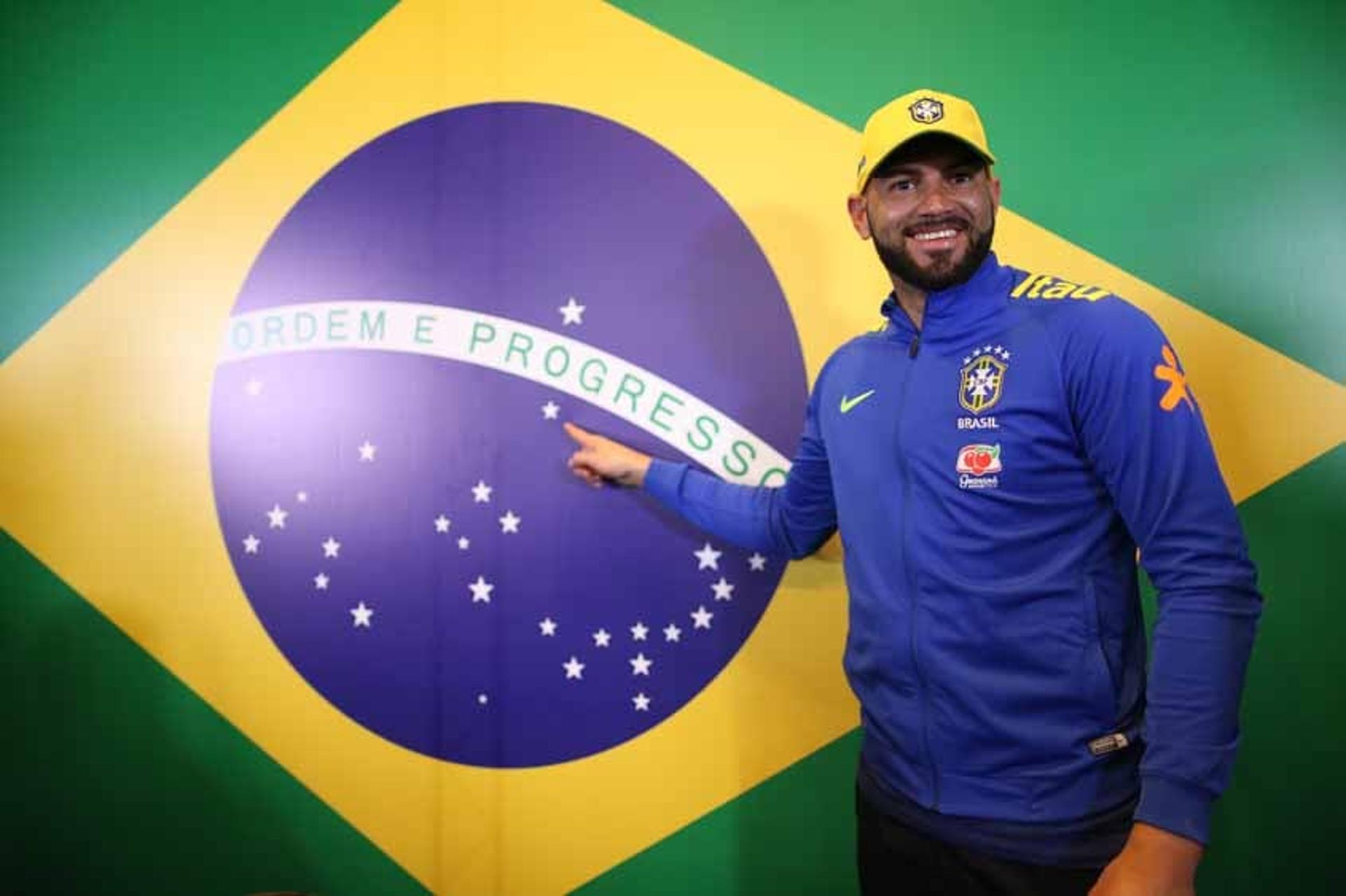 Weverton mostra a estrela que representa seu estado na bandeira brasileira&nbsp;