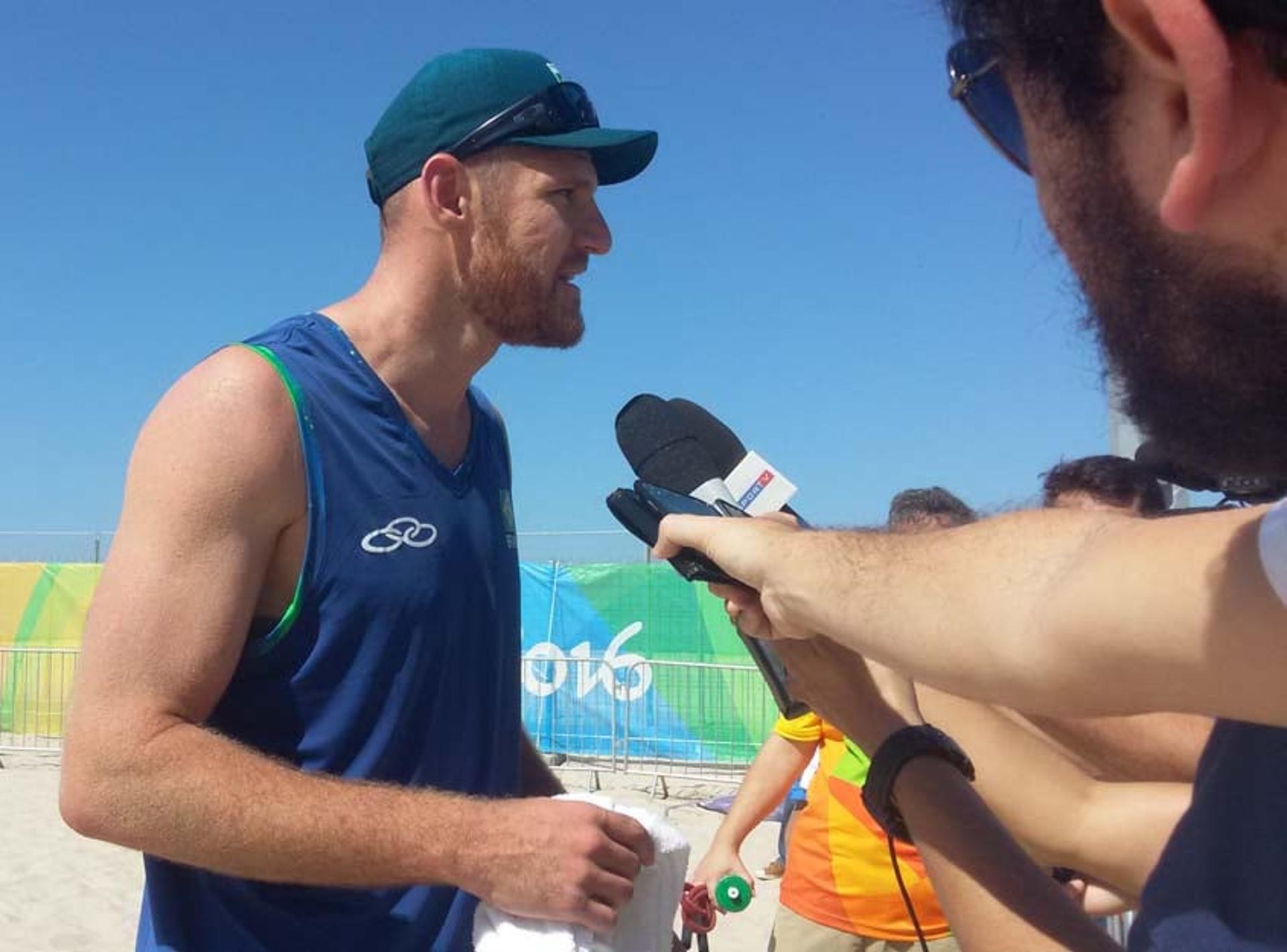 Alison atende a imprensa após treino em Copacabana, palco do vôlei de praia (Foto:Jonas Moura/LANCE!Press)