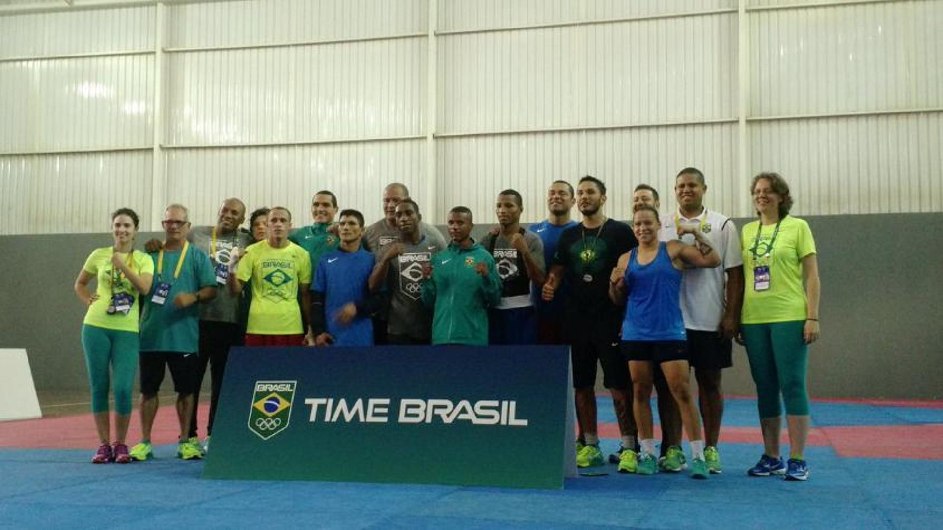 Seleção Brasileira olímpica de boxe posa ao final do treino