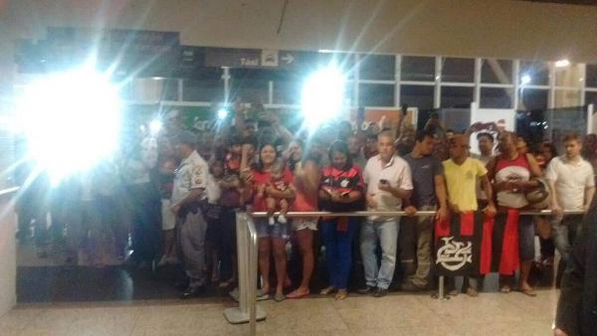 Torcida do Flamengo lotou aeroporto para recepcionar os jogadores (Flamengo)