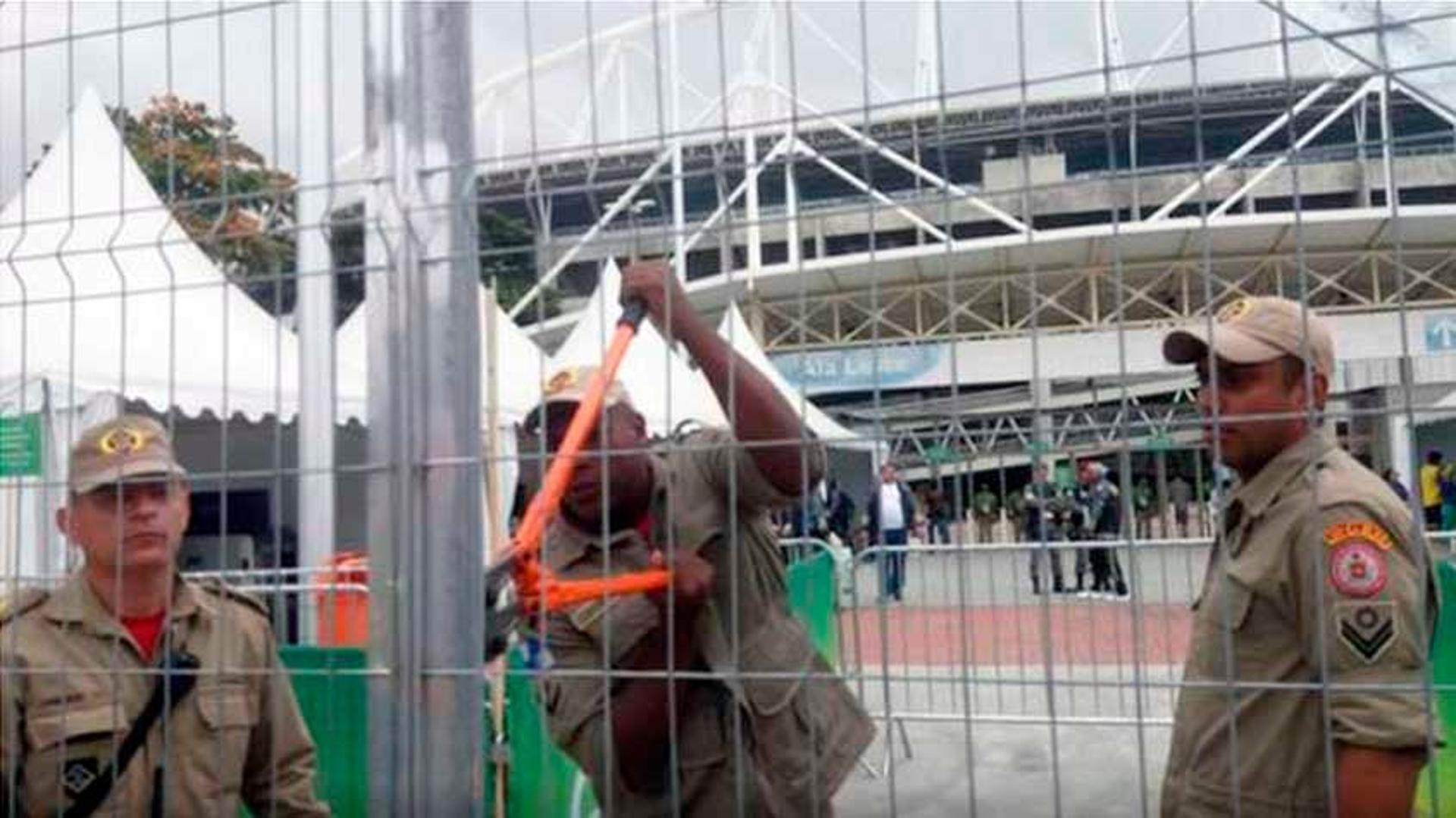 Bombeiros quebram cadeado para abrir Engenhão antes de primeiro jogo