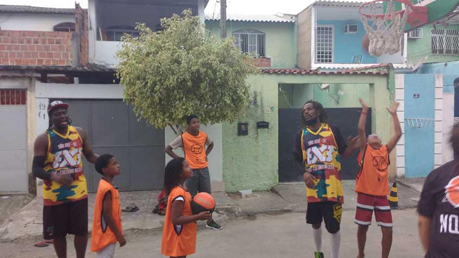 Visita do LANCE! à comunidade do Cesarão. Wanderson Geremias de bone, à esquerda