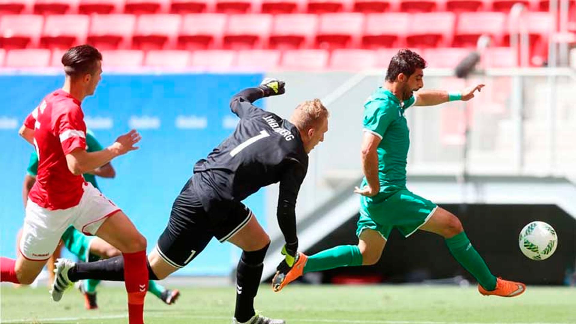 Iraque (de verde) e Dinamarca abriram o futebol masculino nas Olimpíadas empatando em 0 a 0