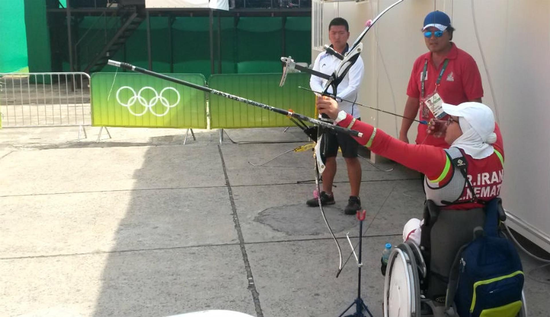 Zahra Nemati treina ao lado de Kim Woojin