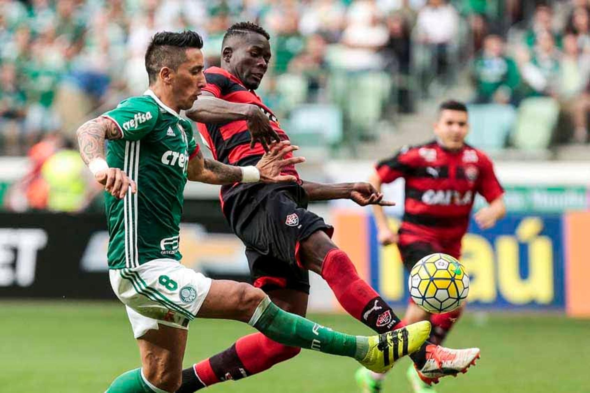 Barrios era o favorito a jogar, mas ficará um mês fora com lesão na coxa esquerda