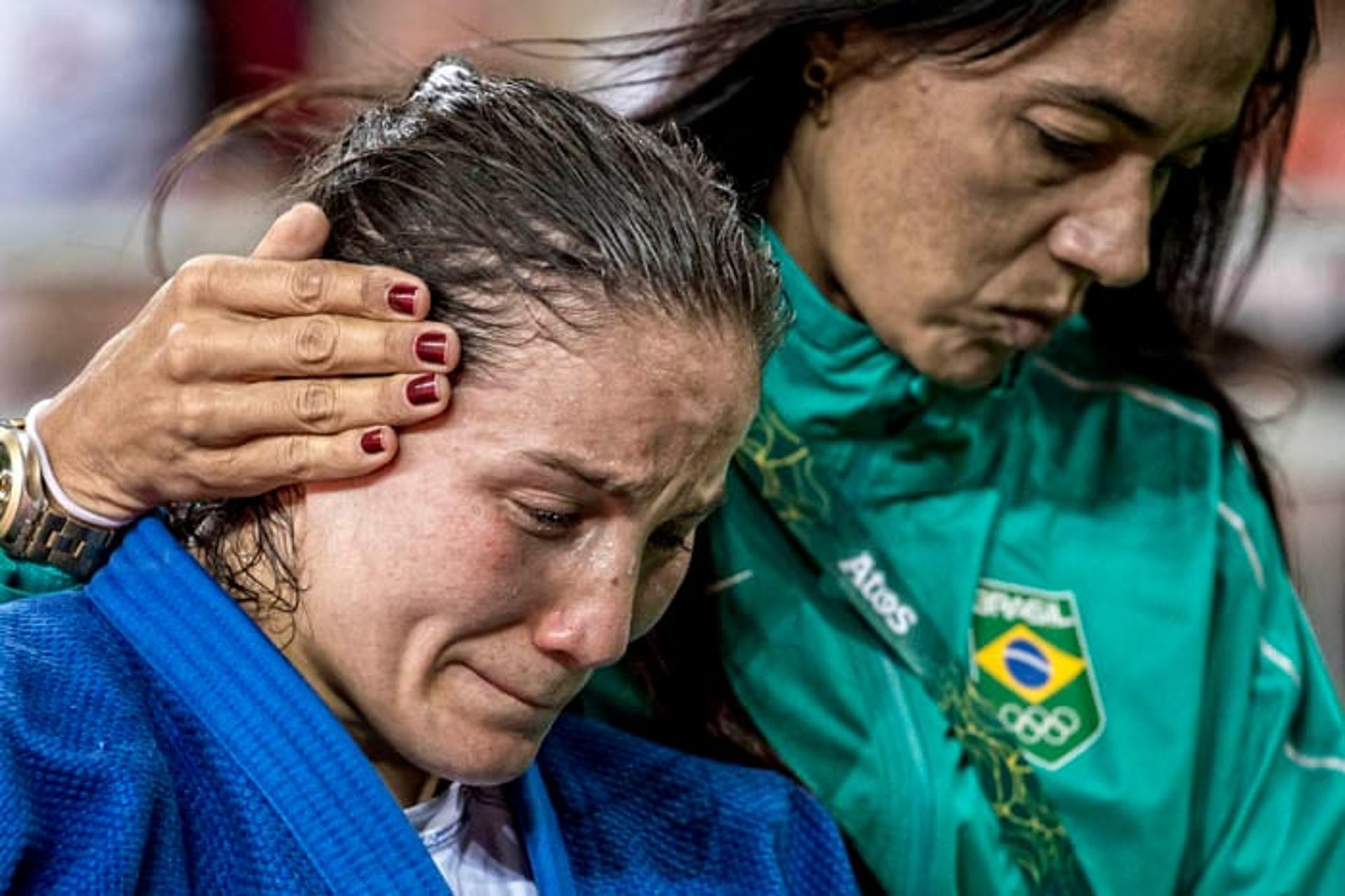 Maria Portela é consolada por Rosicleia Campos, técnica da seleção feminina do Brasil&nbsp;