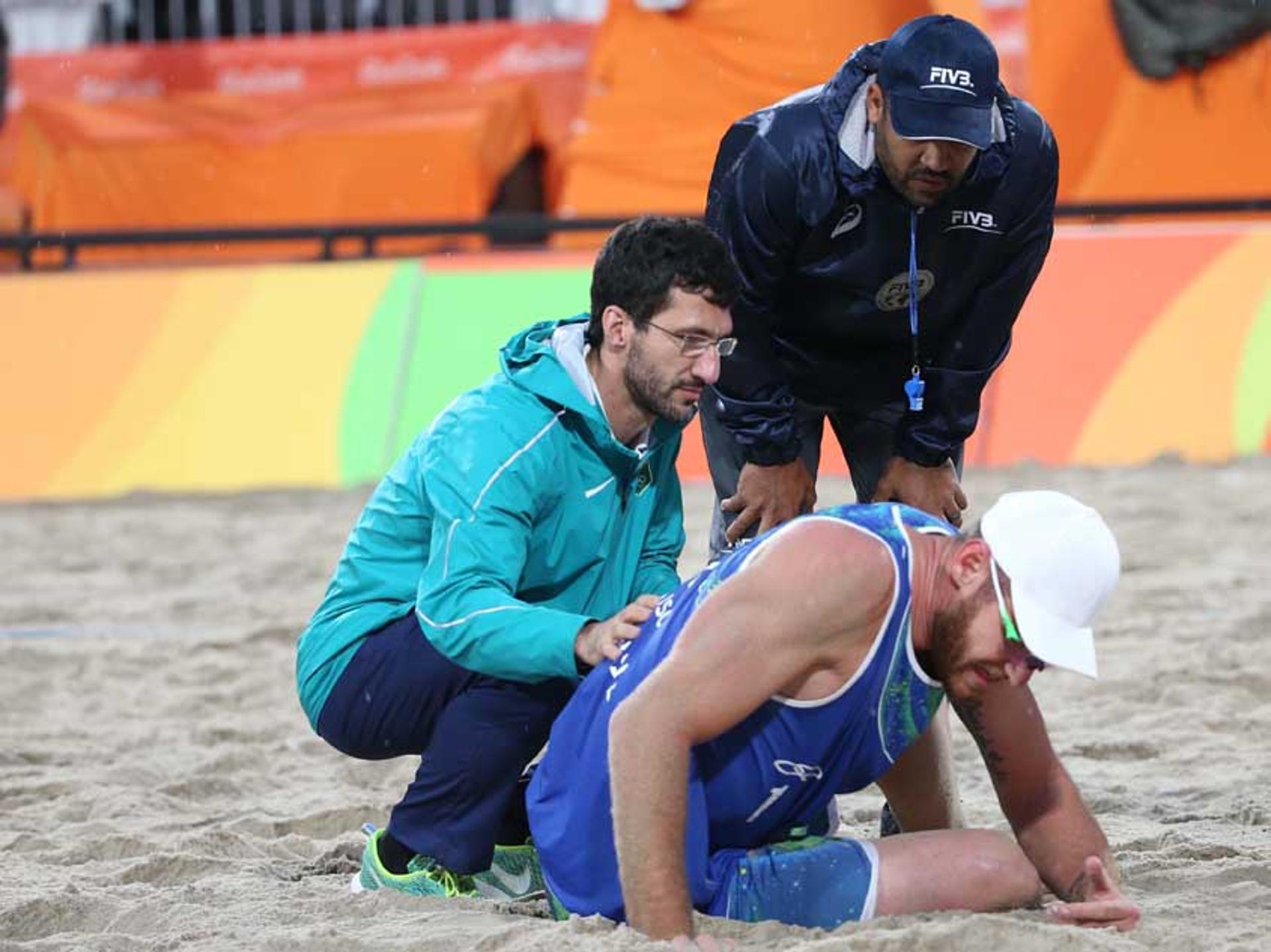 Alison, machucado, e Bruno venceram dupla italiana na Arena de Copacabana