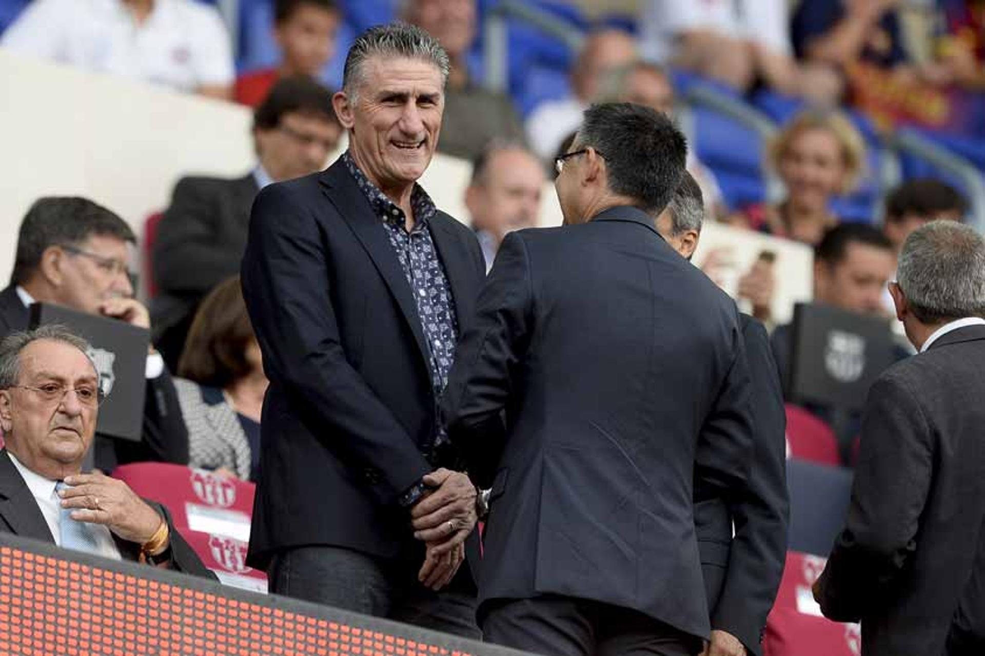 Bauza conversa com o presidente do Barcelona