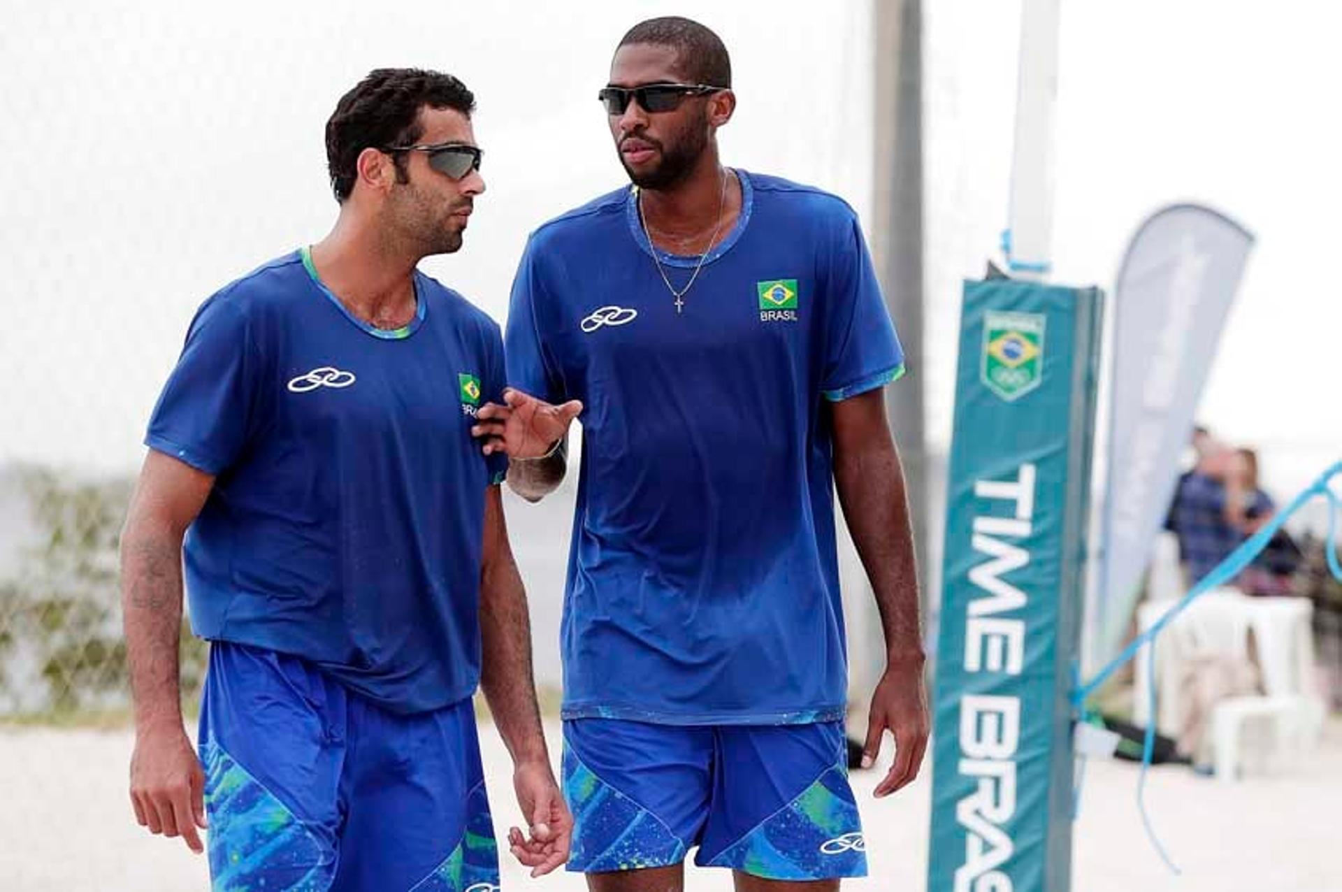 A dupla olímpica do vôlei de quadra Evandro e Pedro Solberg