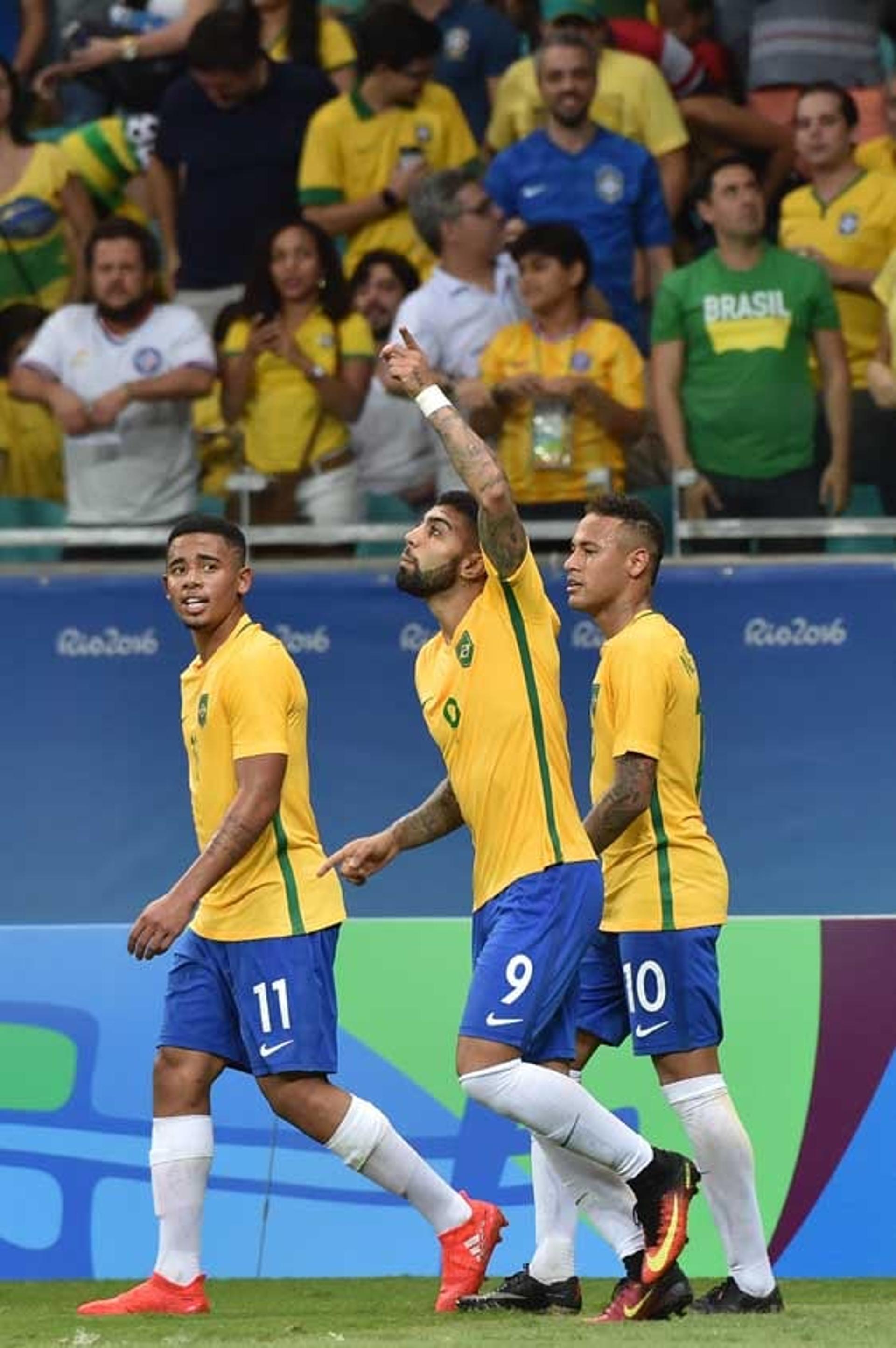 Brasil goleia Dinamarca e passa de fase na Rio-2016