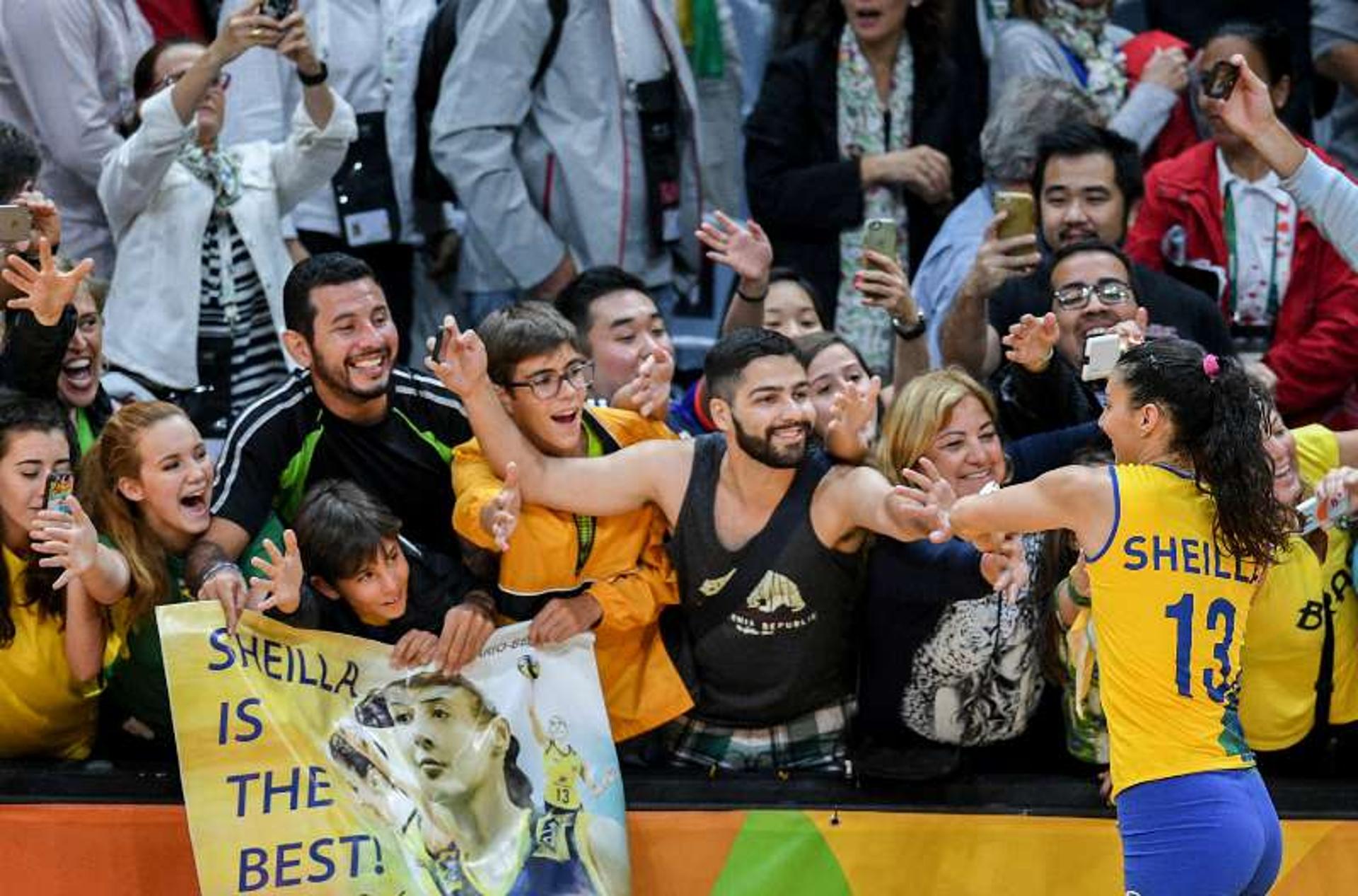 Sheilla cai nos braços da torcida após vitória da Seleção no vôlei feminino