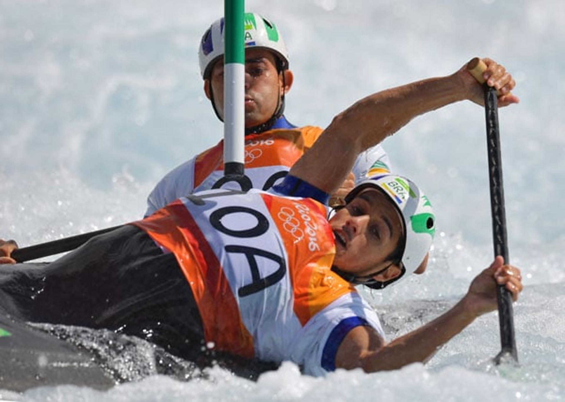 Charles Correa e Anderson Oliveira em ação na semifinal do C2 da canoagem slalom