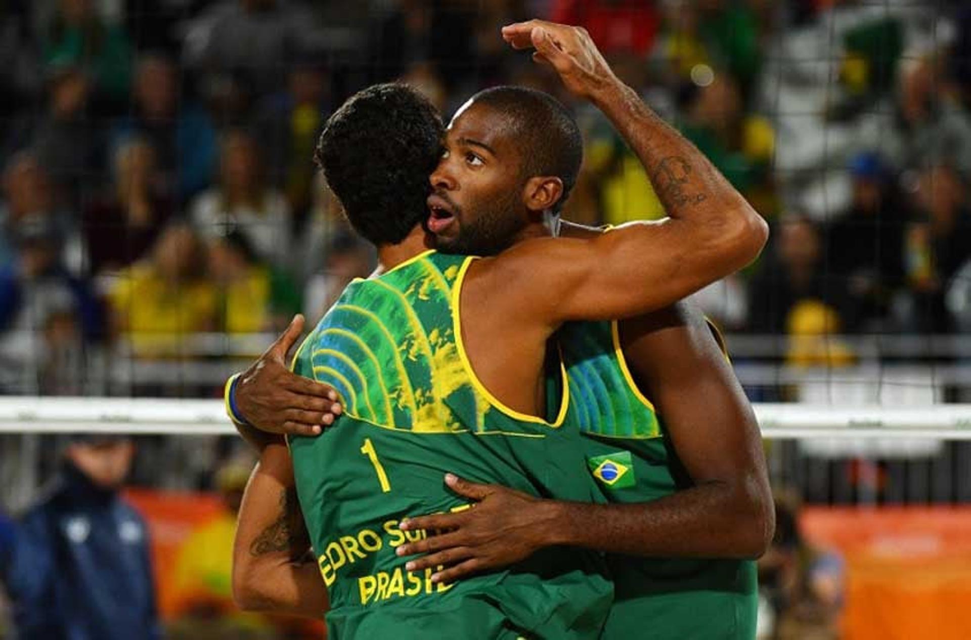 Evandro e Pedro Solberg celebram ponto durante vitória sobre dupla da Letônia