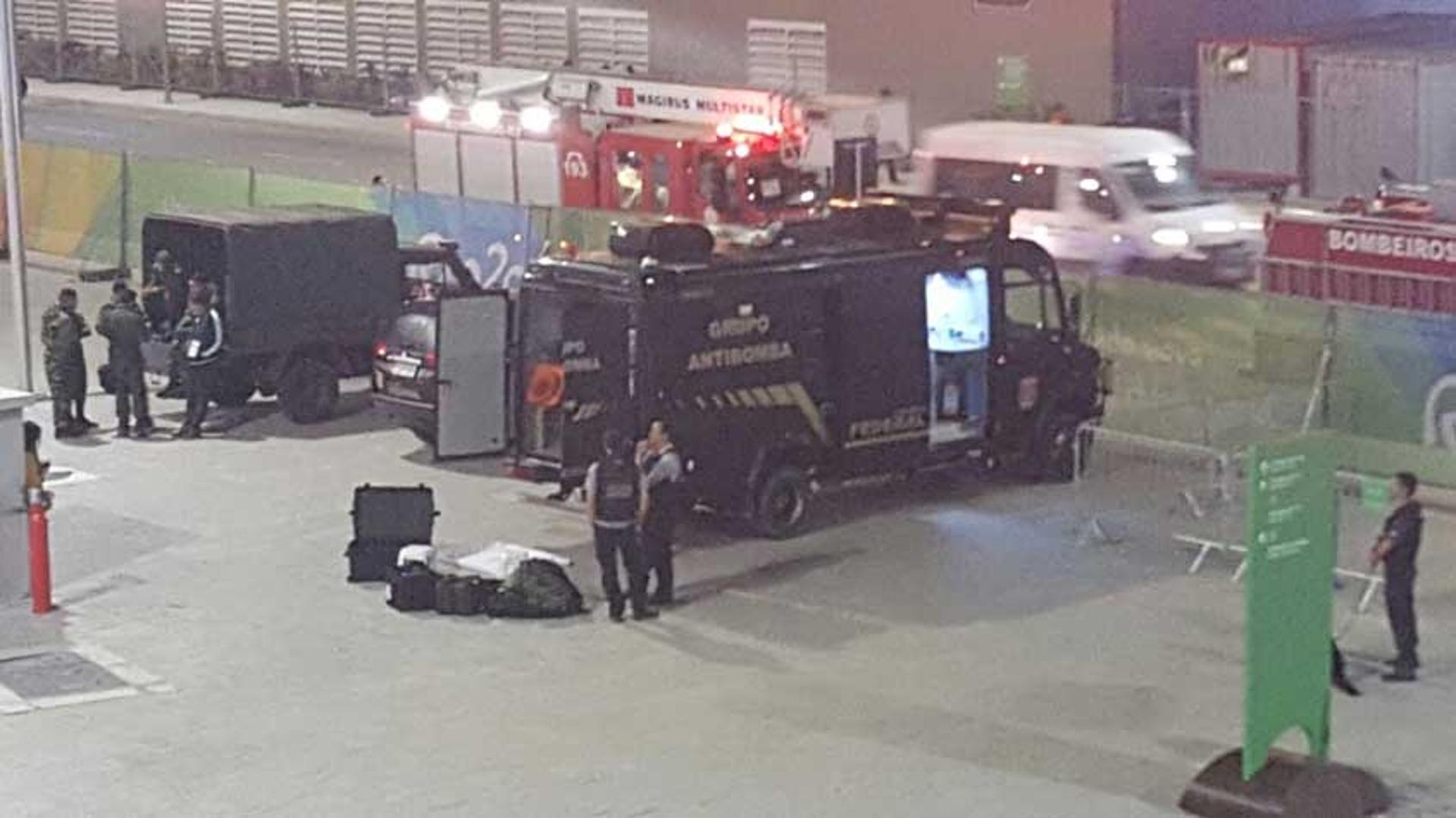 Carro do esquadrão antibomba ao lado da Arena Carioca 1, no Parque Olímpico, após ameaça de bomba