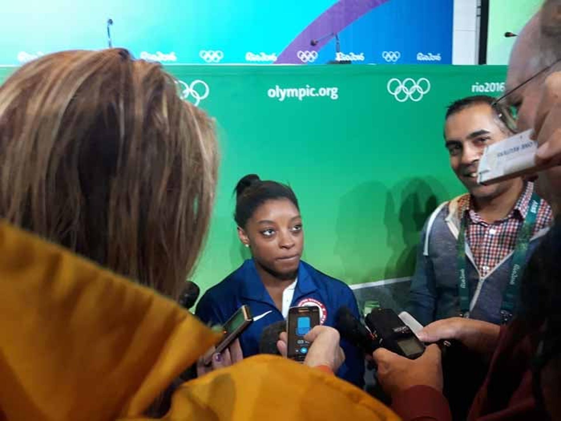 Simone Biles diz que está sob os holofotes, mas que  não se vê como o maior rosto da ginástica americana