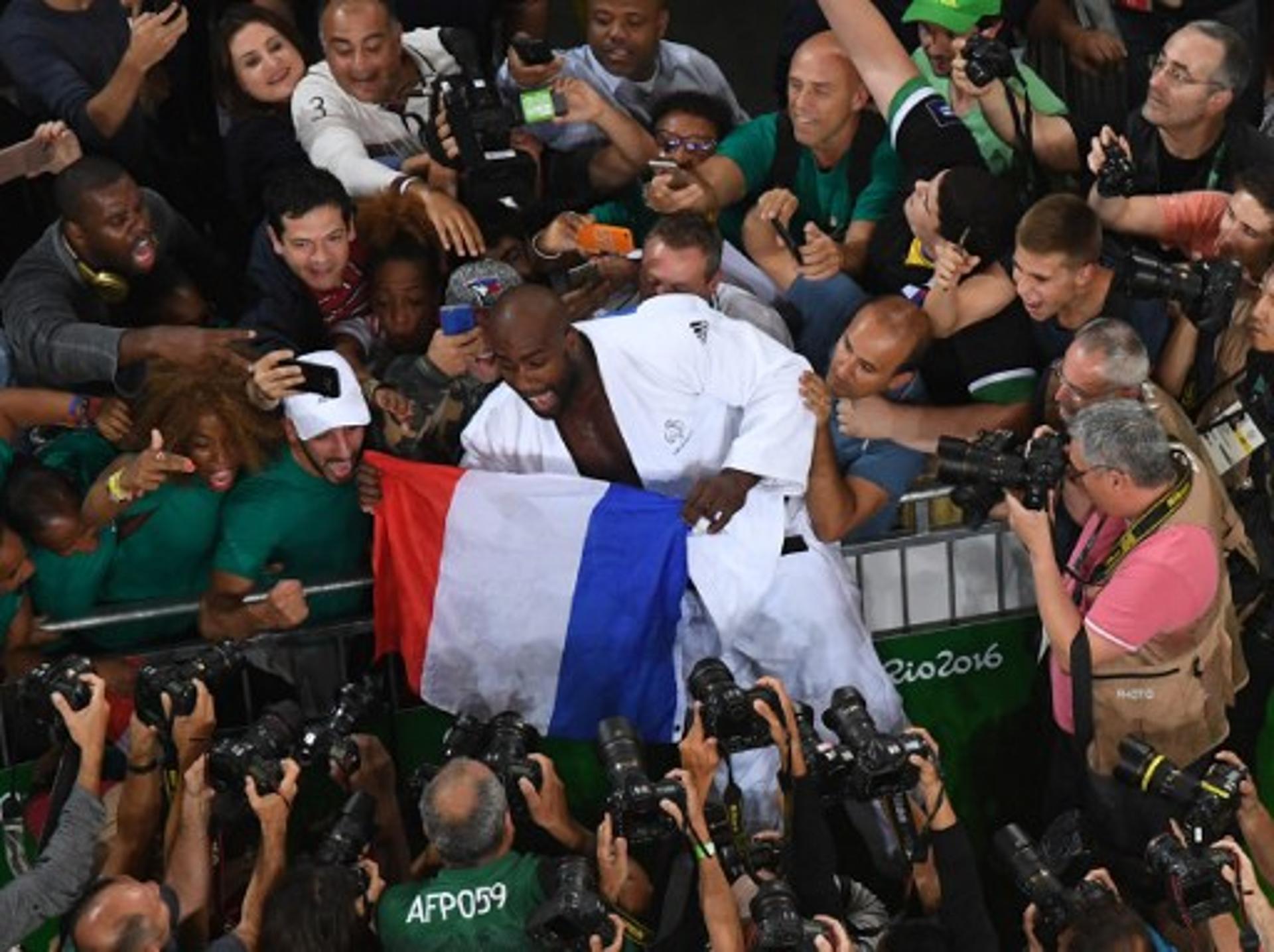 Teddy Riner "se joga" na torcida francesa para celebrar seu segundo ouro olímpico