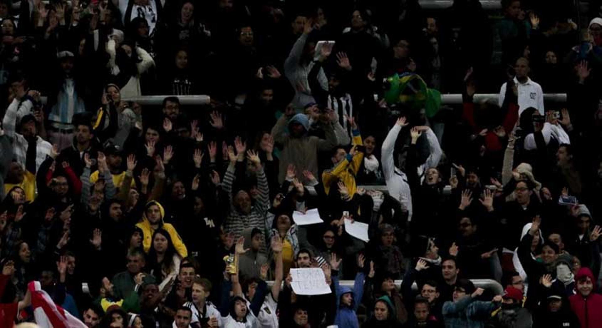 Torcida faz a ola na Arena Corinthians no duelo desta sexta, entre Canadá e França