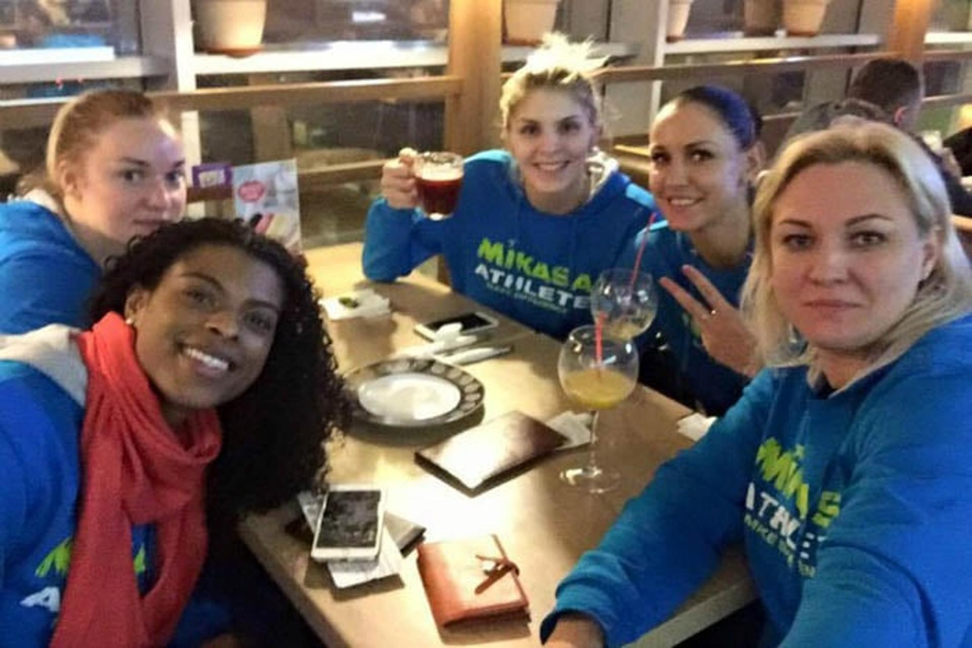 Garay com as jogadoras da Rússia, entre elas, Goncharova