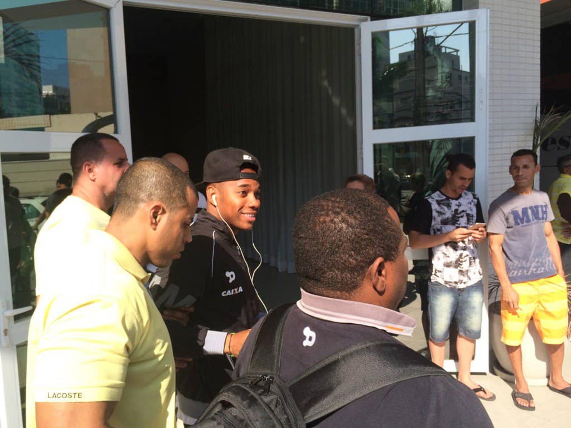 Robinho na saída do hotel rumo à Vila Belmiro