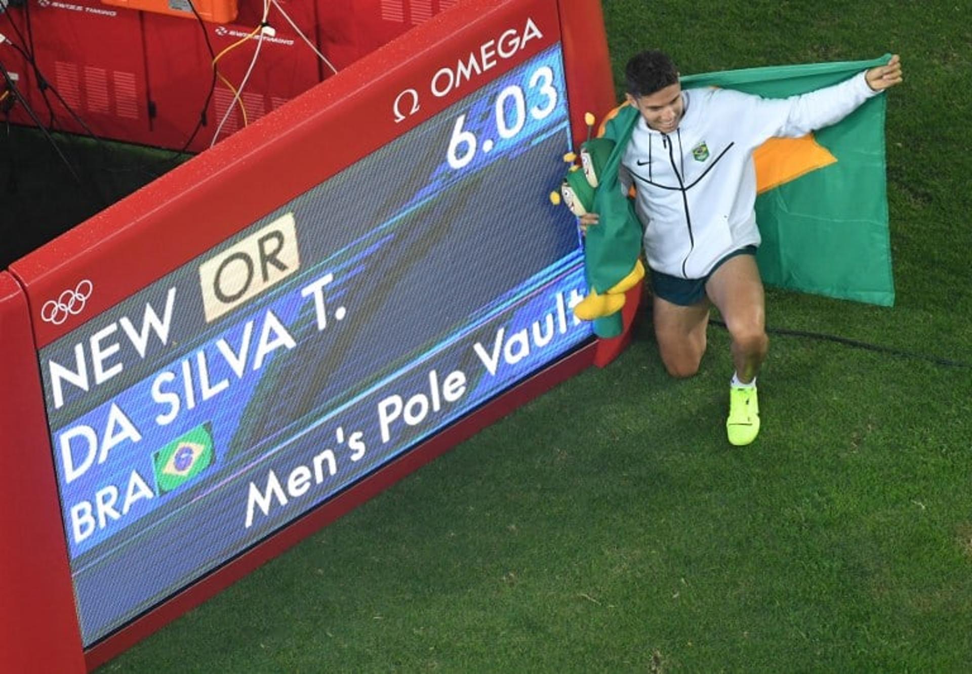 Thiago Braz comemora a inédita medalha de ouro do Brasil no salto com vara